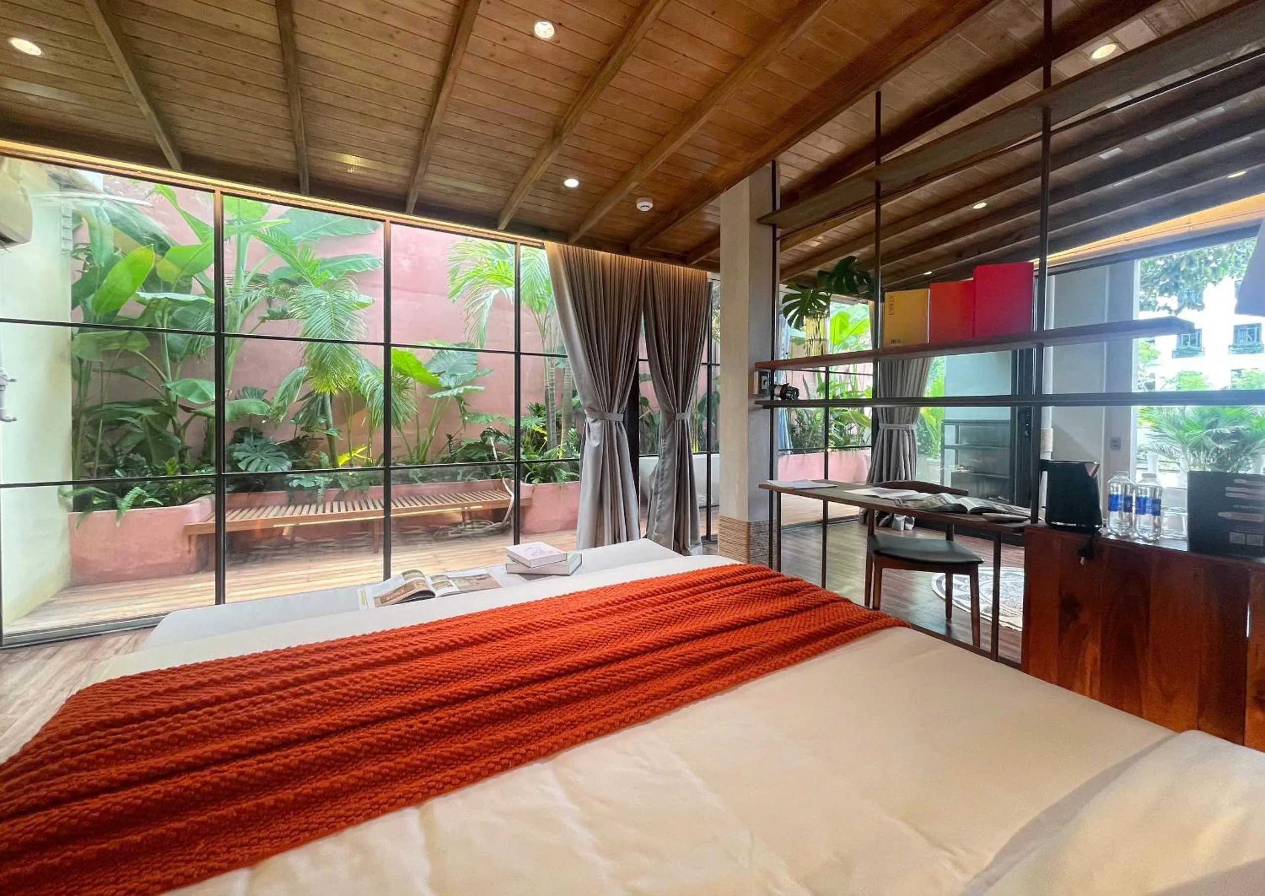 Bed in Joi Boutique Bãi Trước