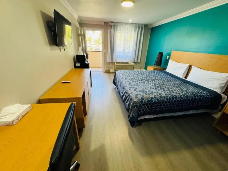 Bed in Signature Inn San Jose