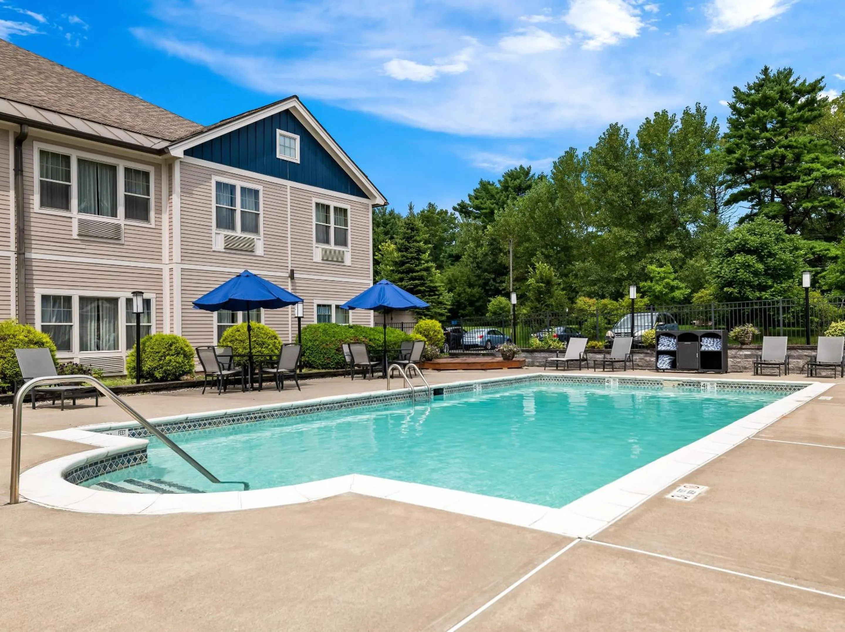 Swimming pool in The Hotel Saratoga, an Ascend Collection Hotel
