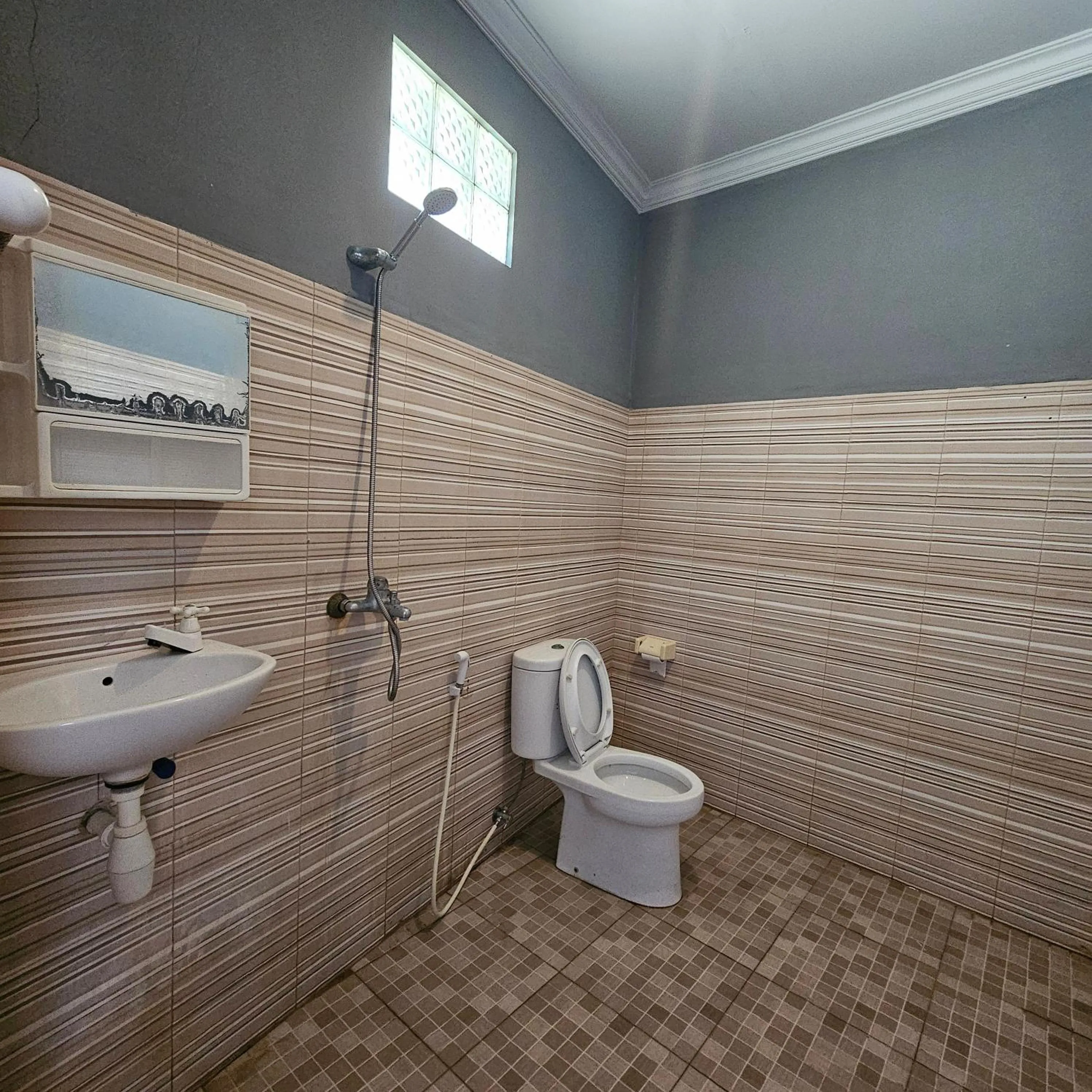 Shower in Ridho Malik Hotel