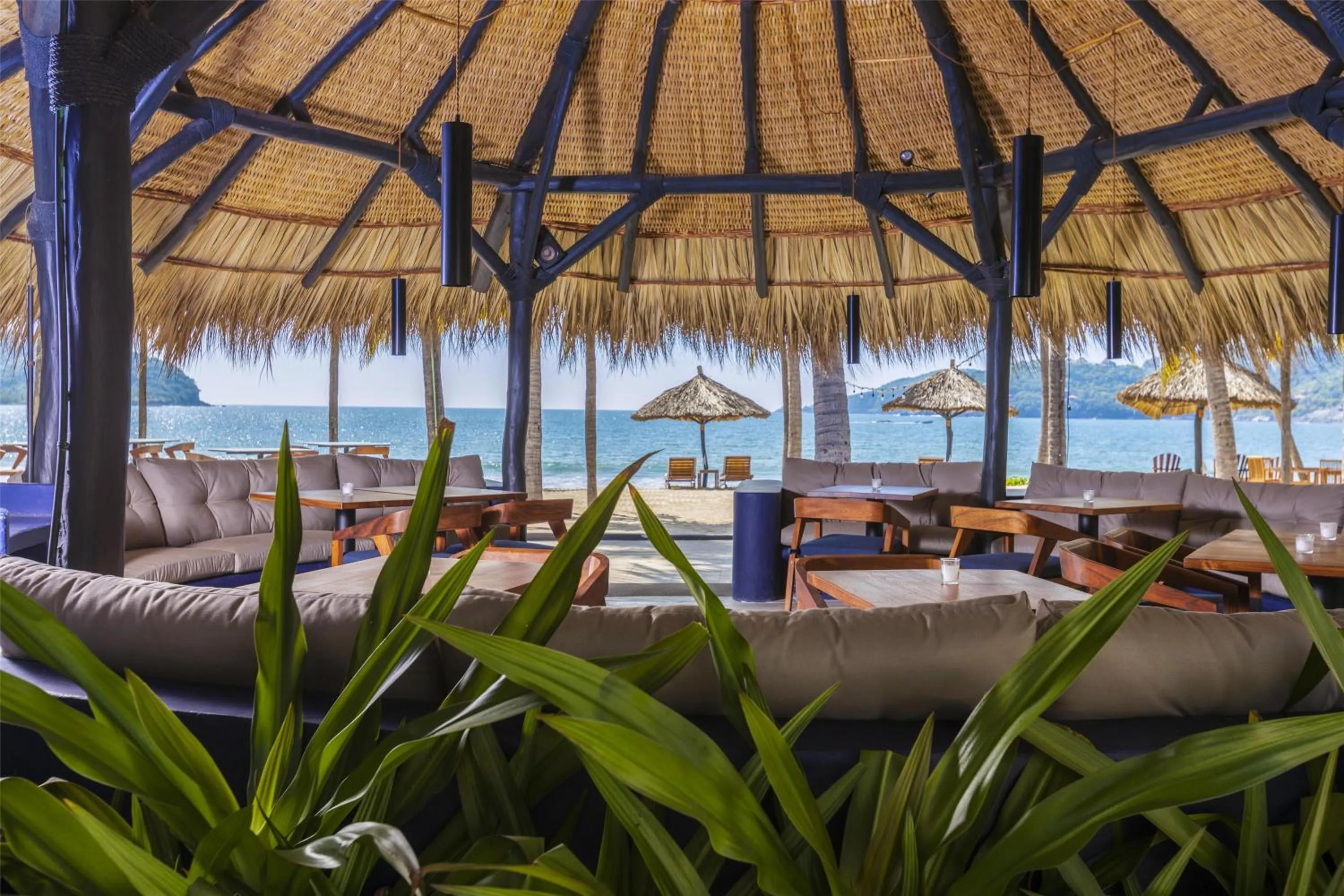 Lounge or bar in Thompson Zihuatanejo, A Beach Resort, by Hyatt