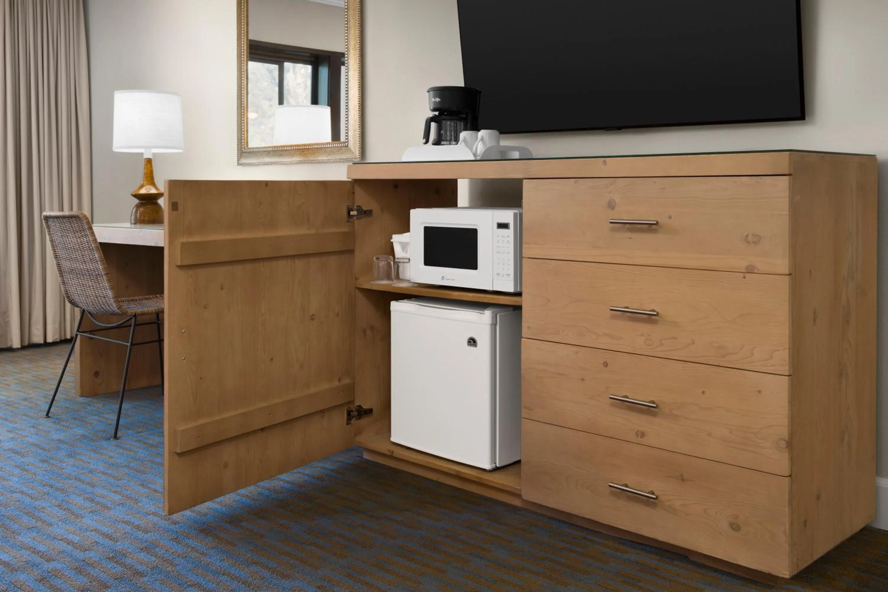 Bedroom in Ashland Hills Hotel & Suites