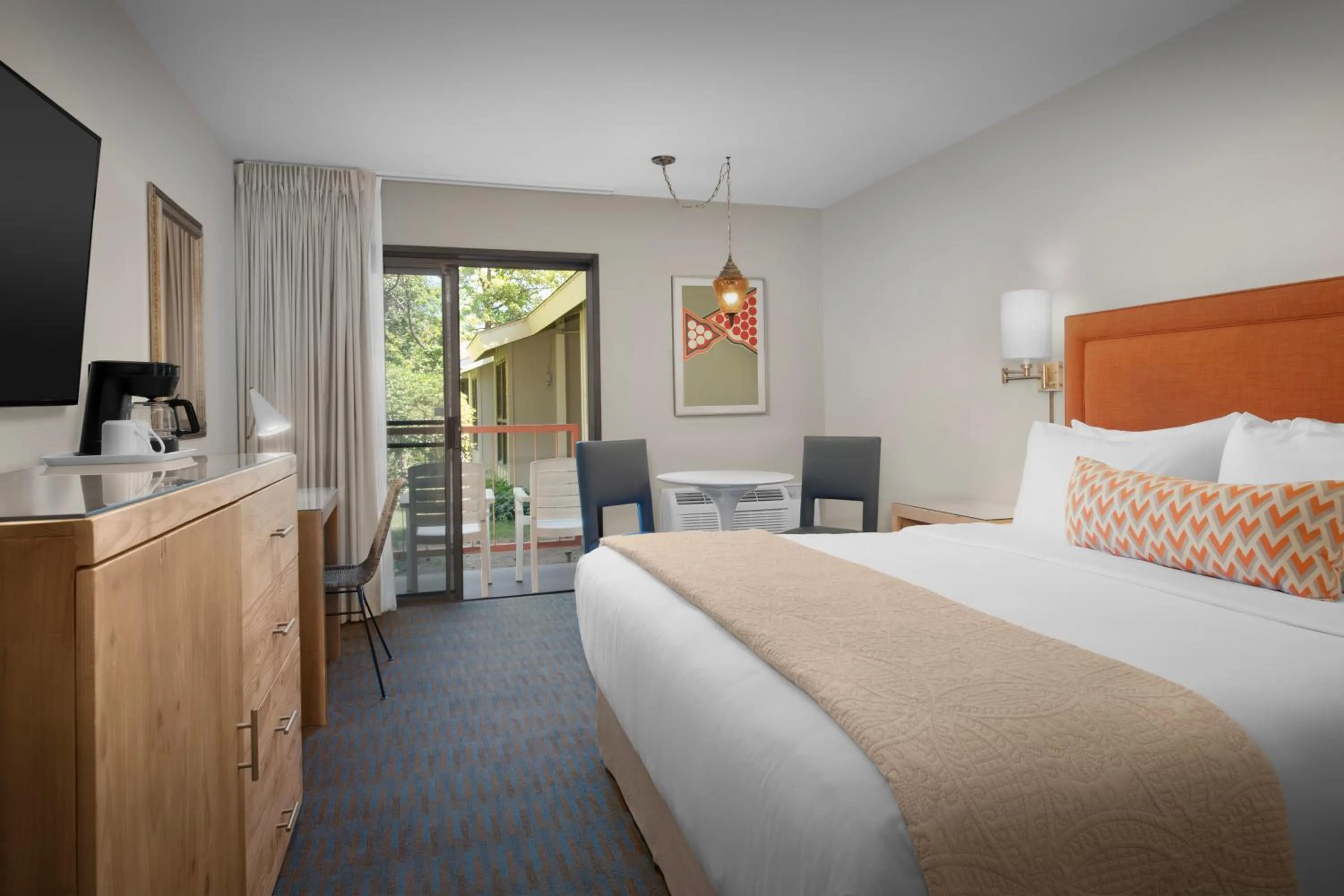 Bedroom, Bed in Ashland Hills Hotel & Suites