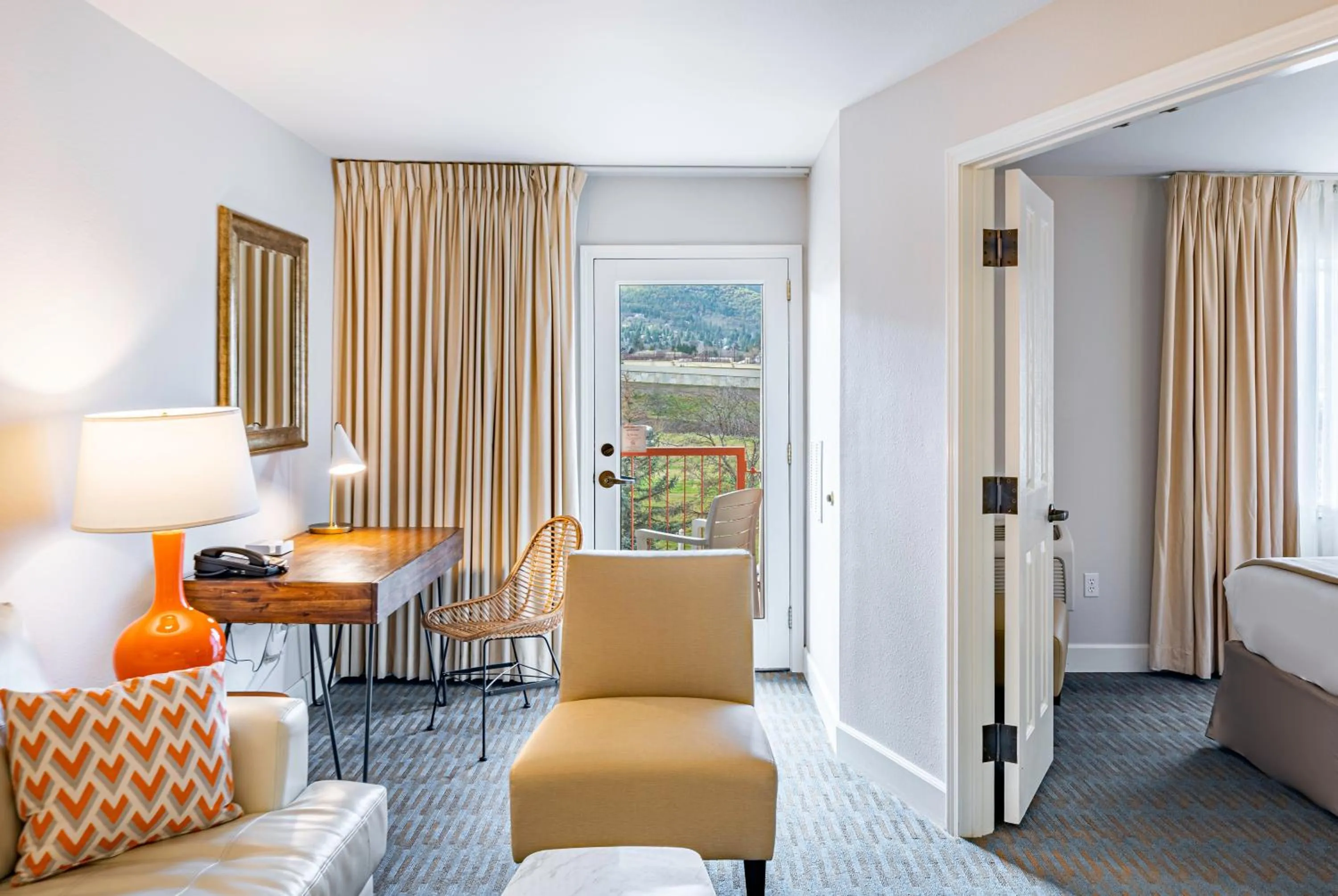 Living room in Ashland Hills Hotel & Suites