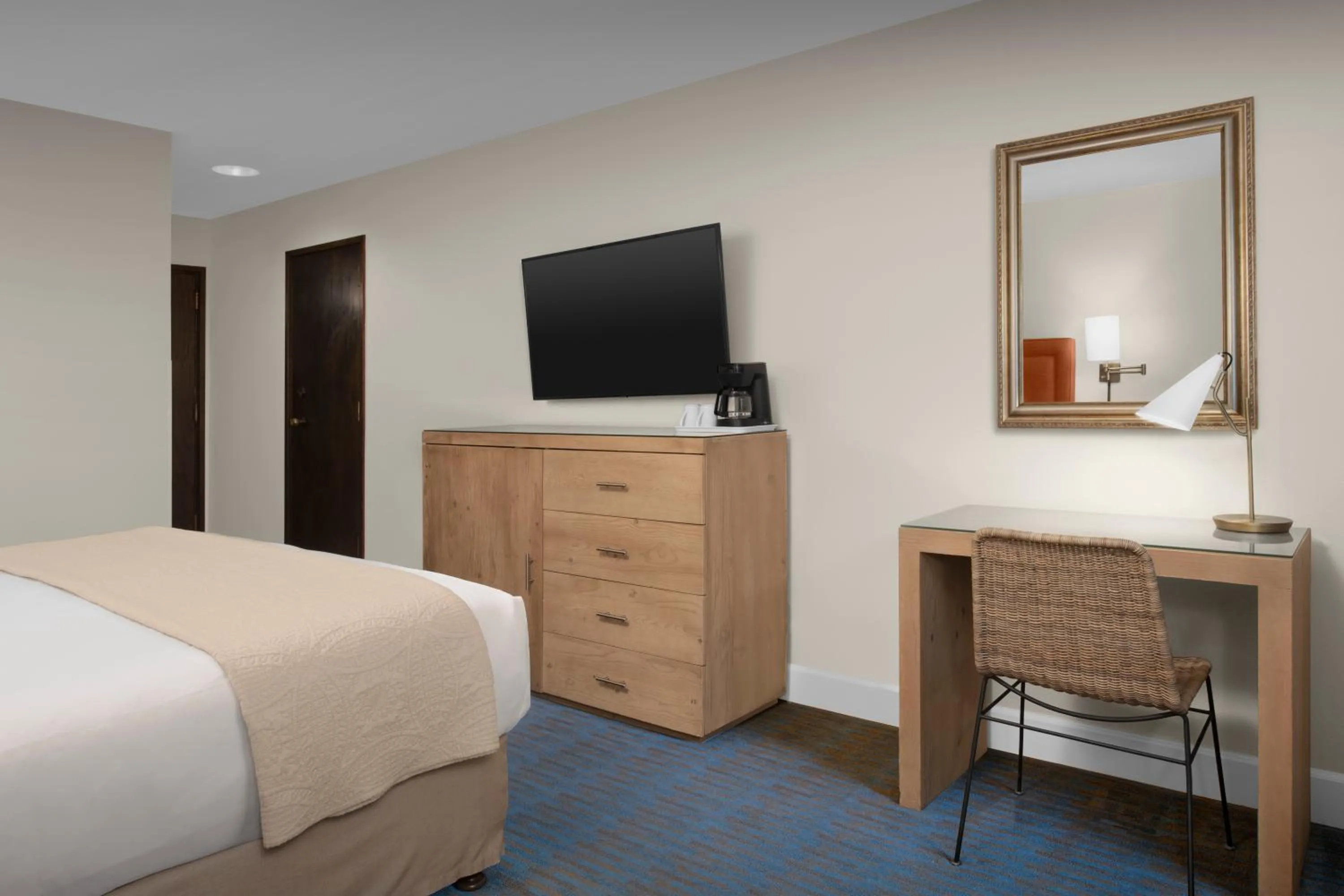 Bedroom, Bed in Ashland Hills Hotel & Suites