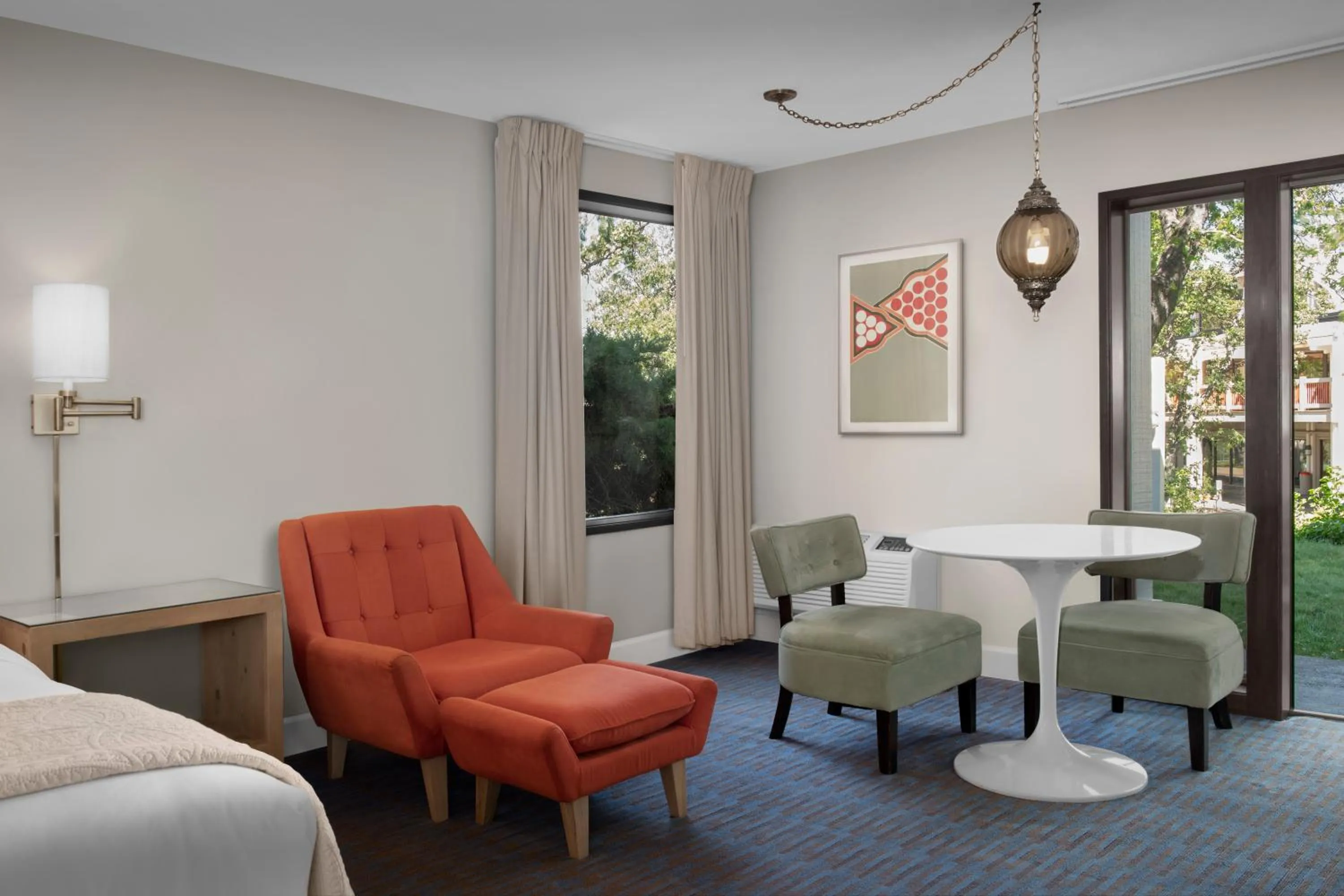 Bedroom in Ashland Hills Hotel & Suites