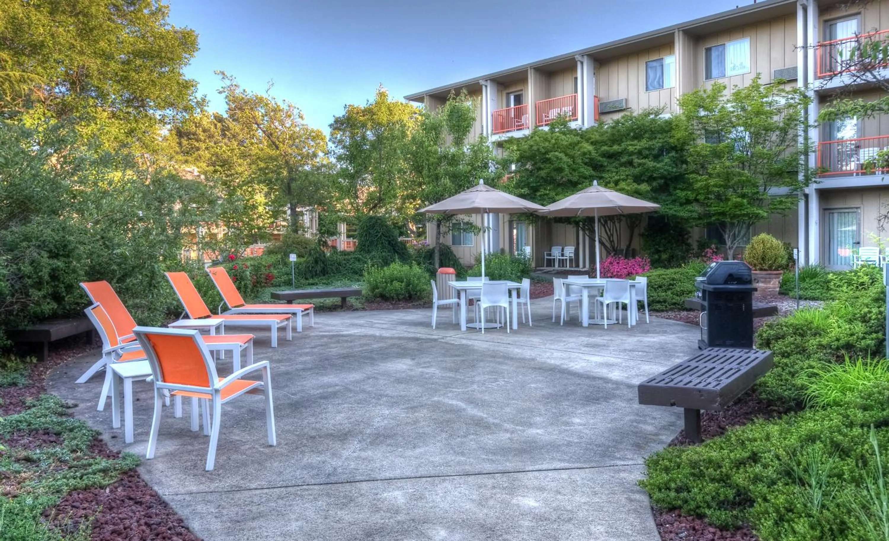Inner courtyard view in Ashland Hills Hotel & Suites