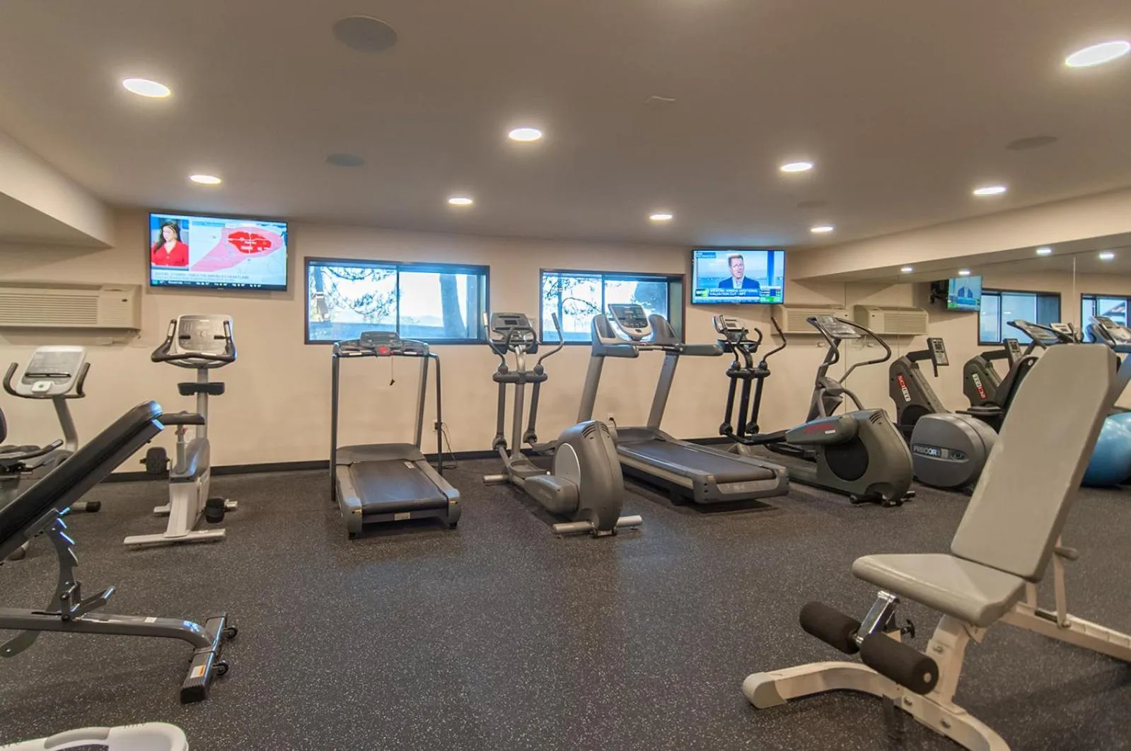 Fitness centre/facilities in Ashland Hills Hotel & Suites