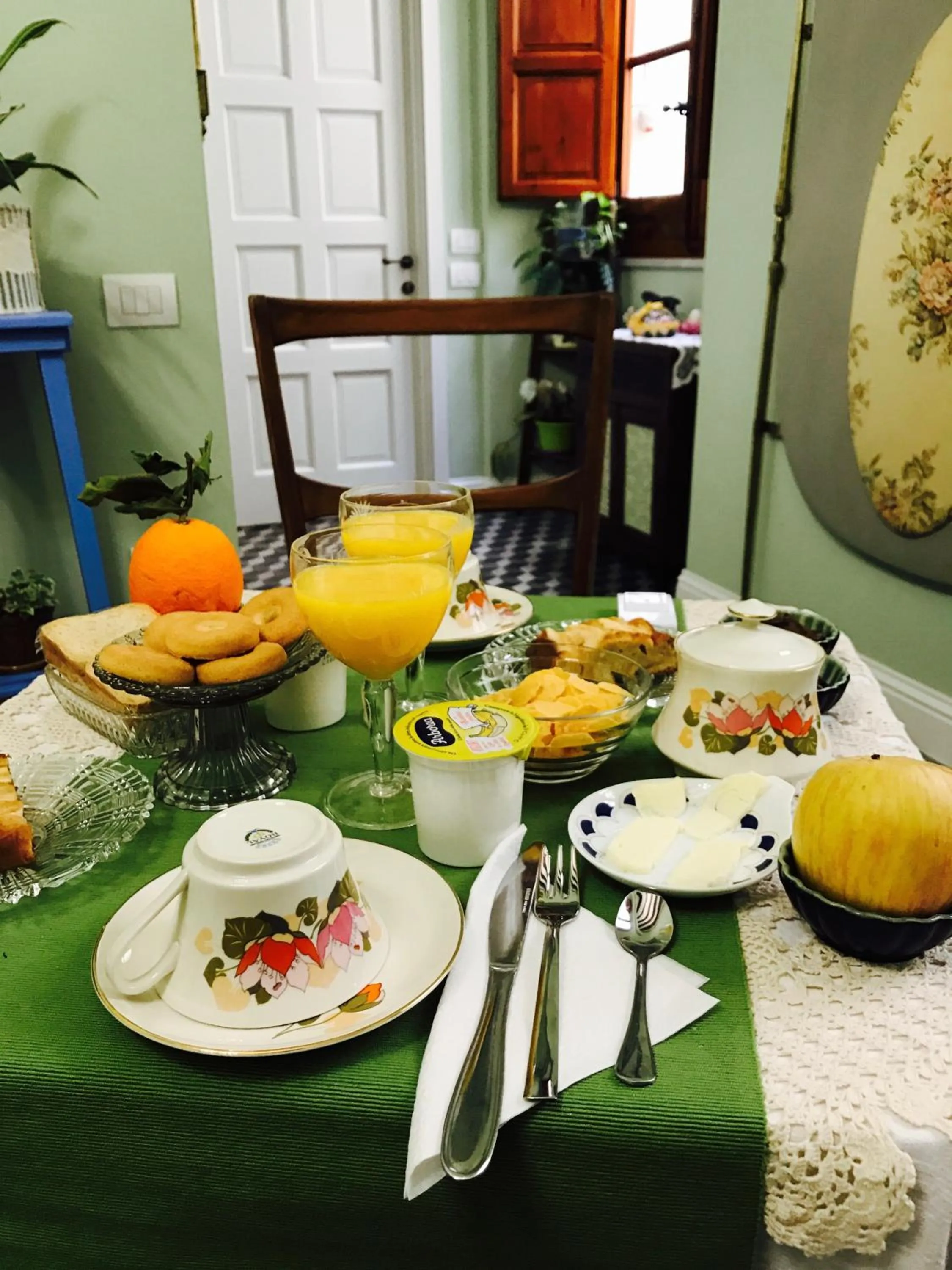 Communal lounge/ TV room in Jacaranda