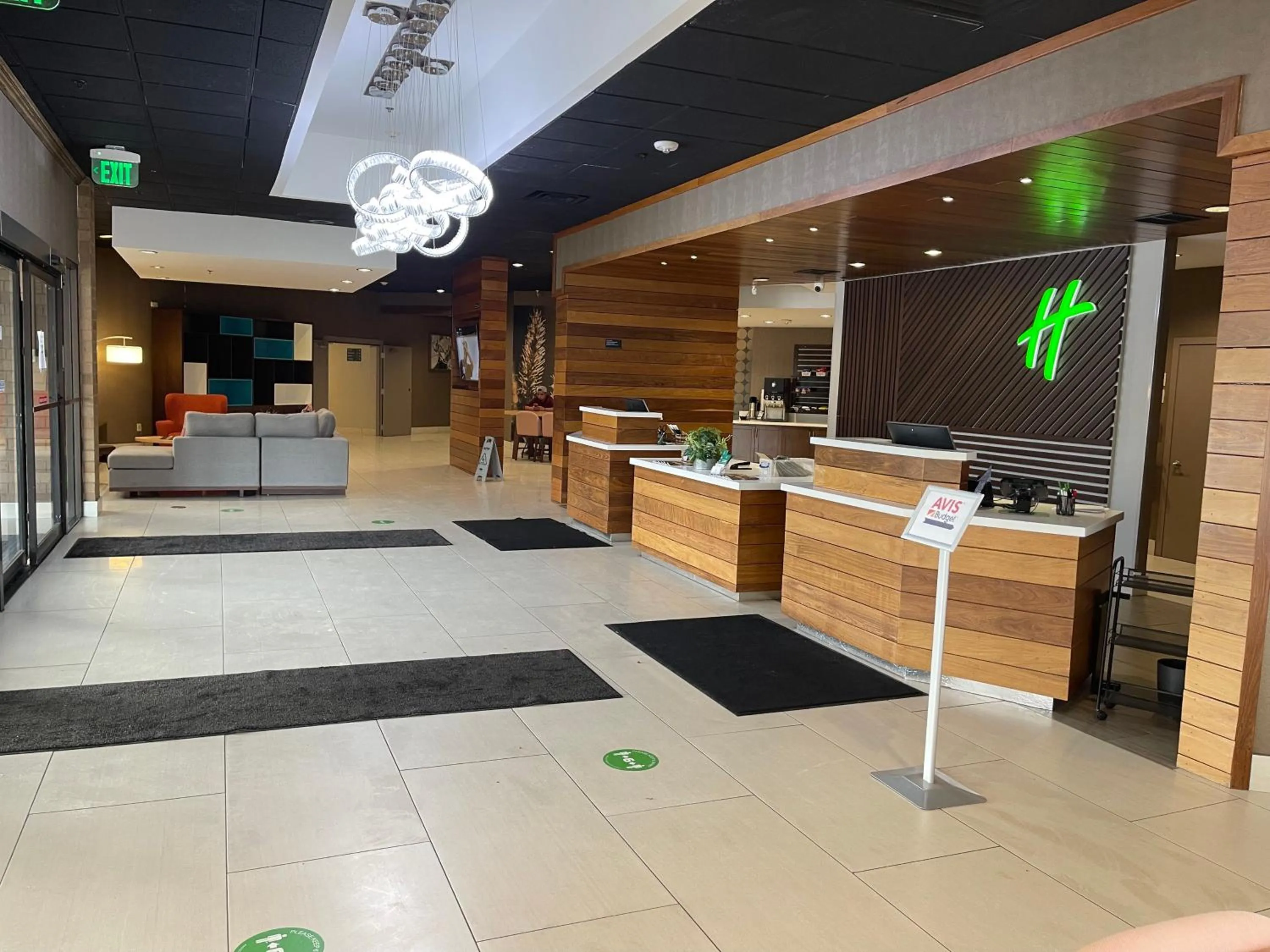 Lobby or reception in Holiday Inn Brookfield - Milwaukee by IHG