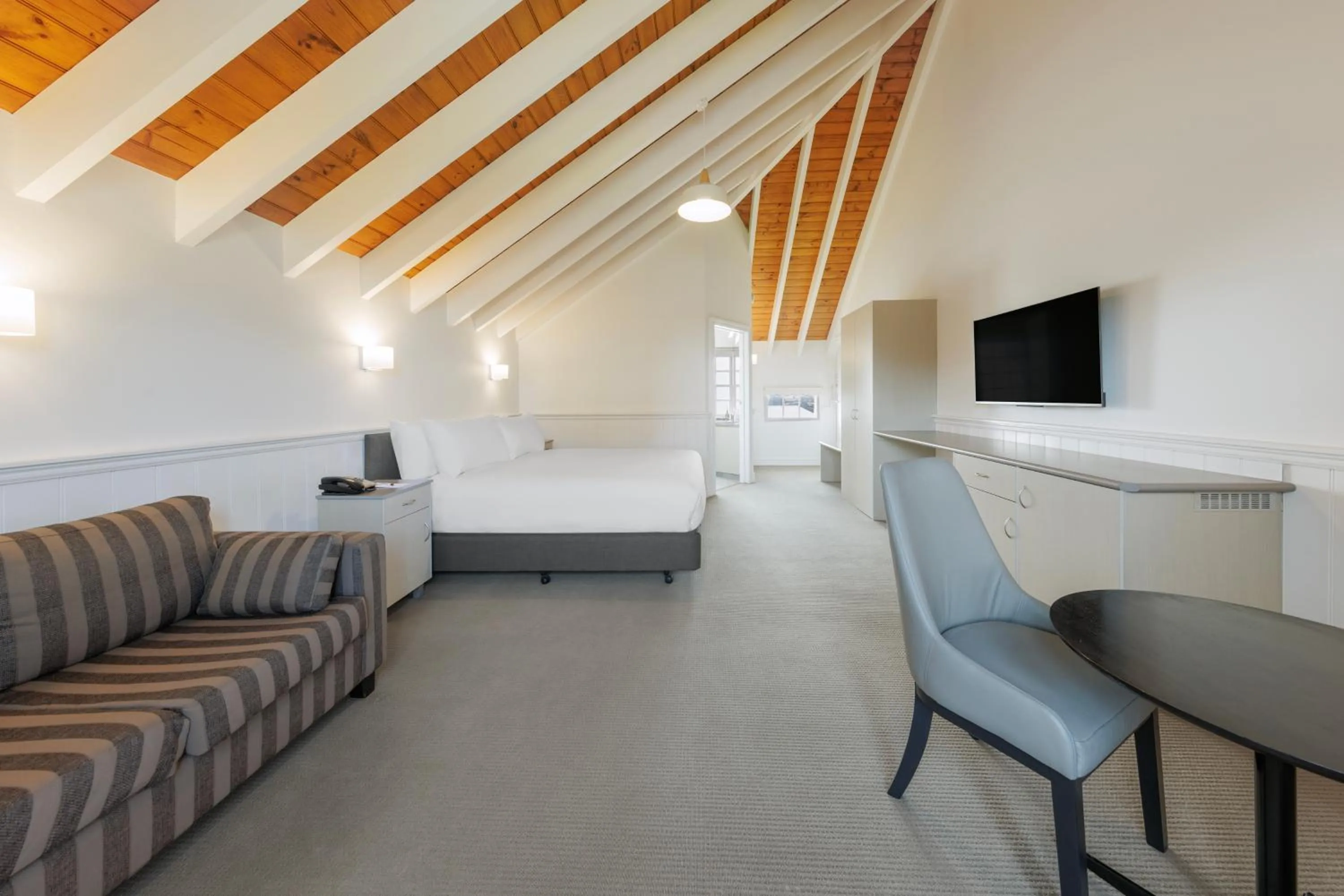 Photo of the whole room, Bed in Best Western Olde Maritime Motor Inn