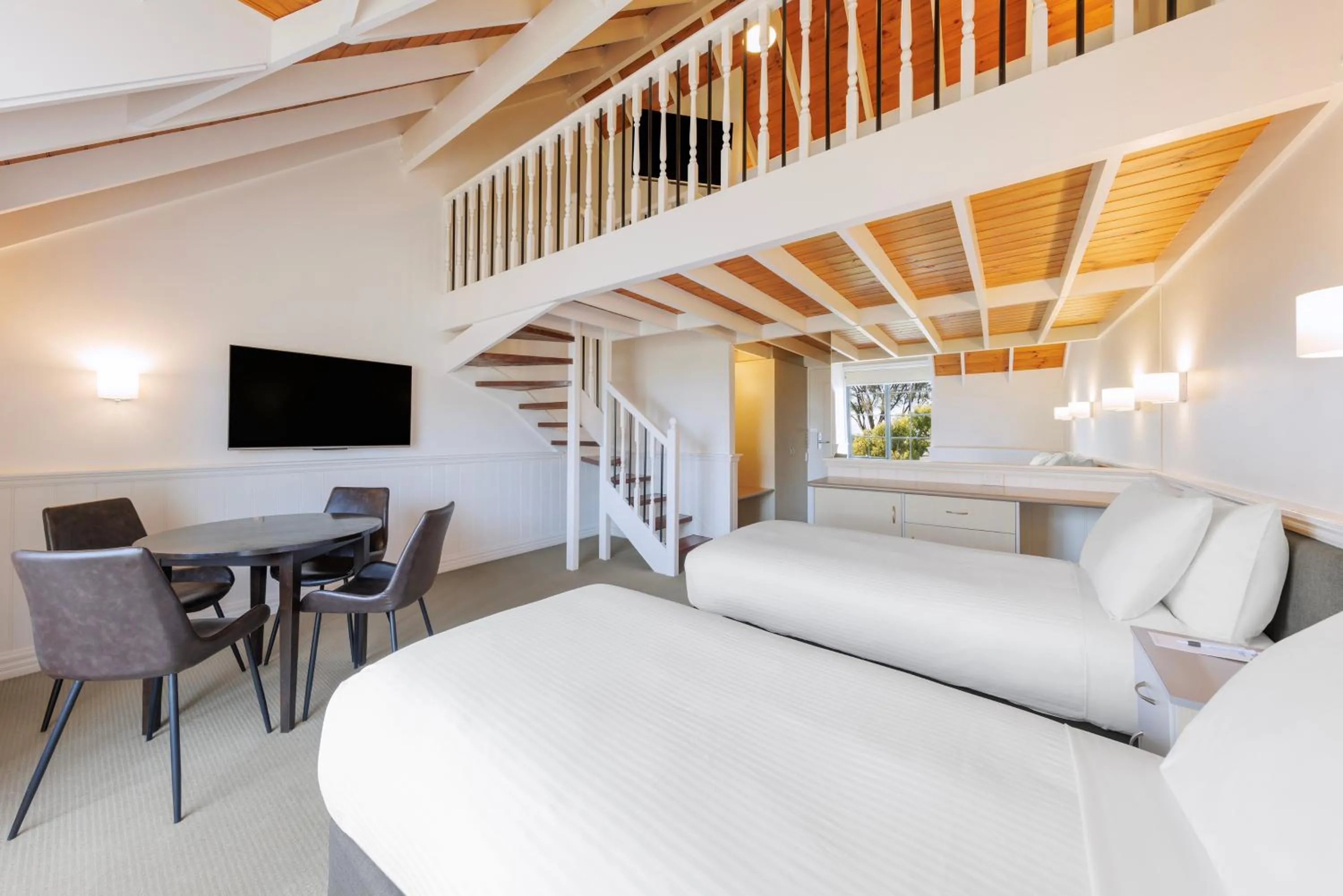 Photo of the whole room, Bed in Best Western Olde Maritime Motor Inn