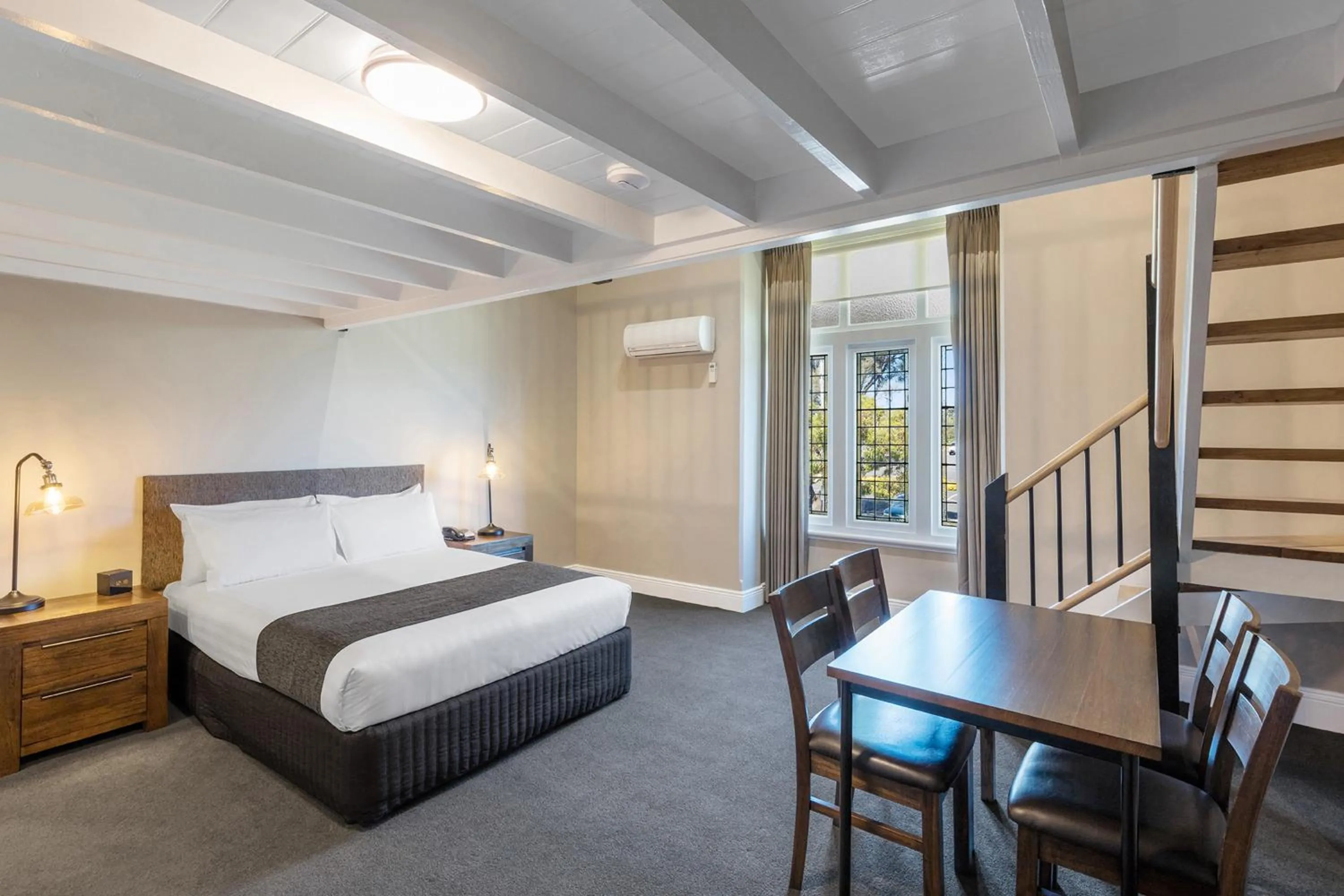 Dining area, Bed in Best Western Olde Maritime Motor Inn