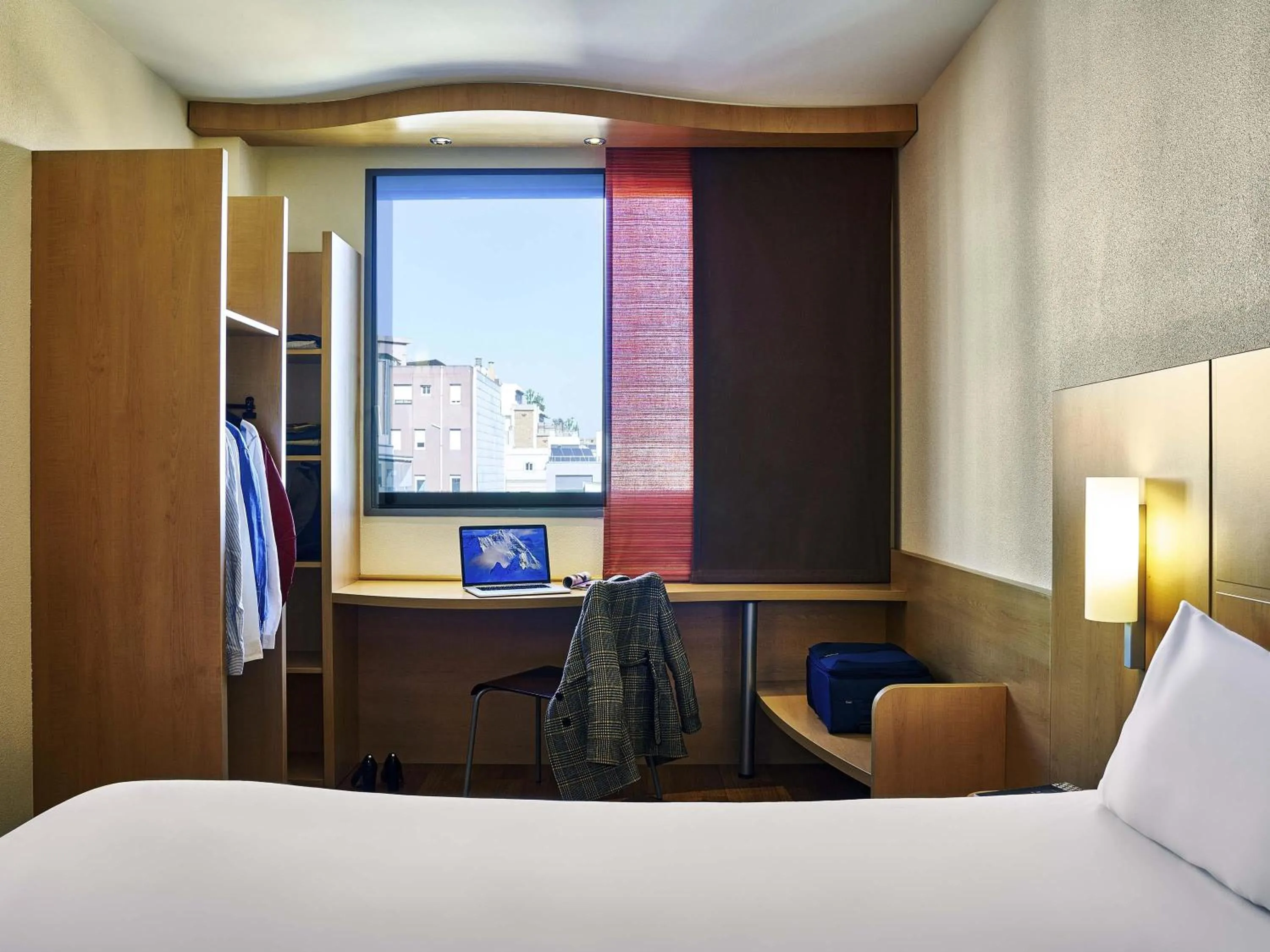 Bedroom, Bed in Ibis Barcelona Centro (Sagrada Familia)