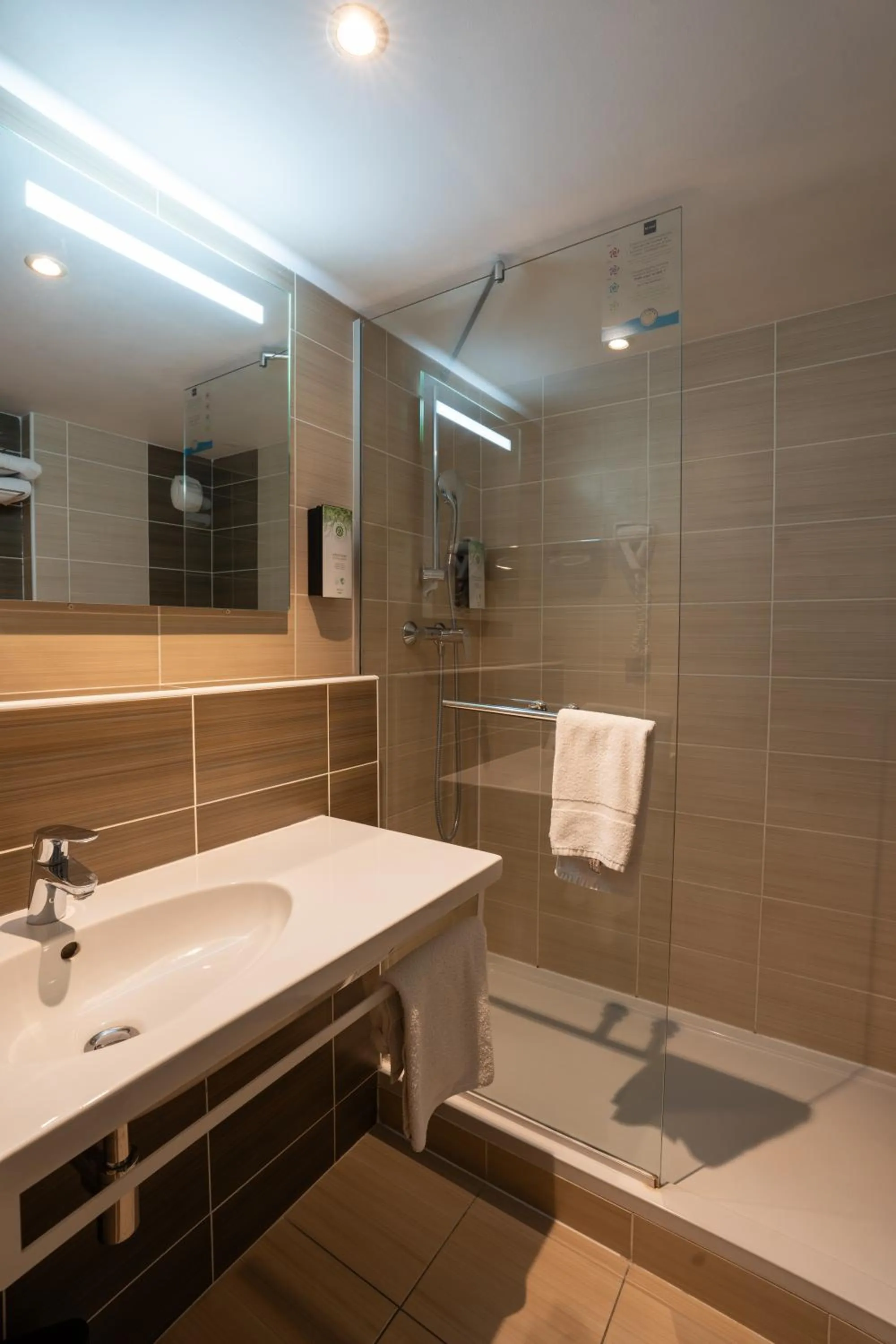 Shower in Kyriad Montpellier Sud - A709