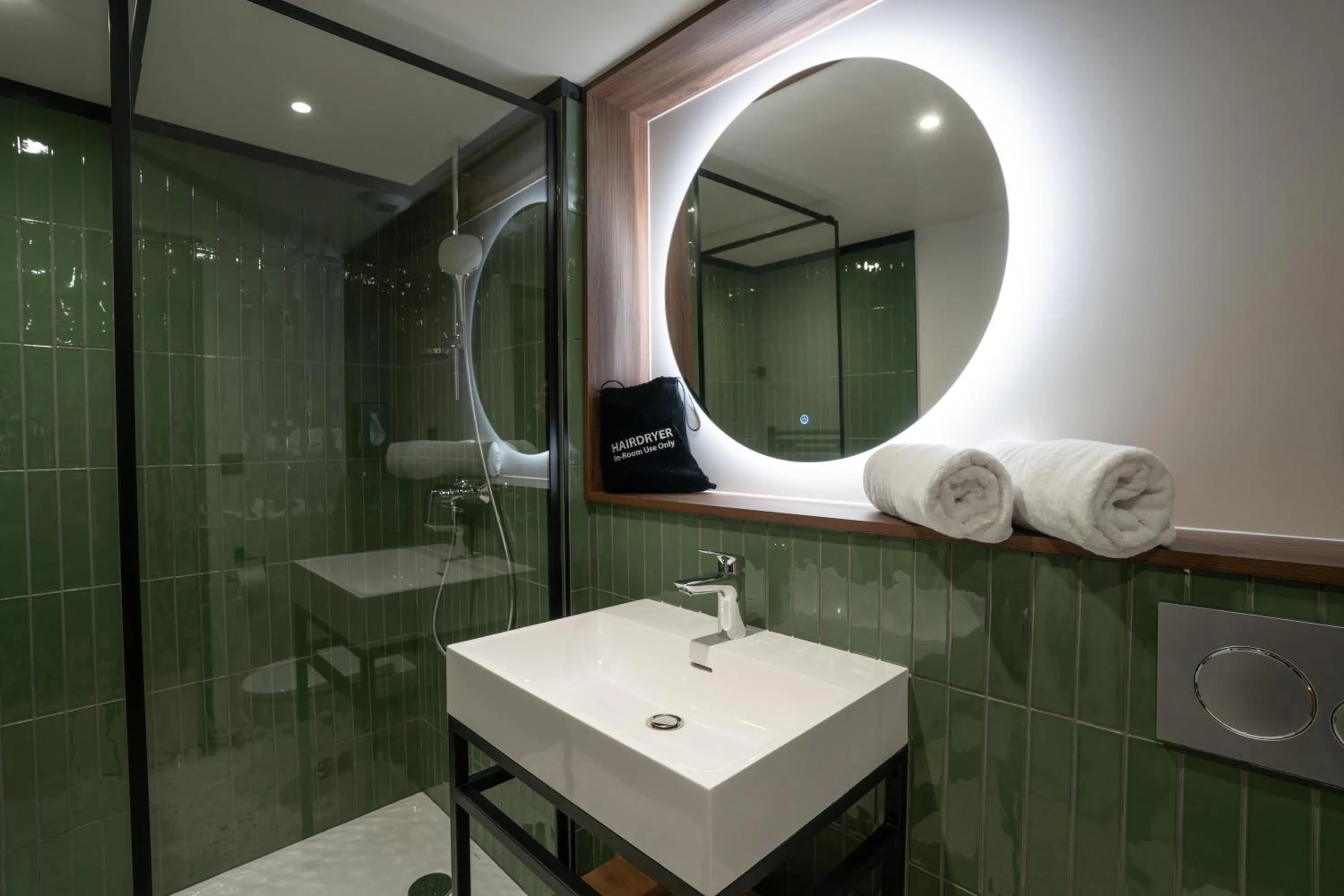 Shower in Kyriad Montpellier Sud - A709