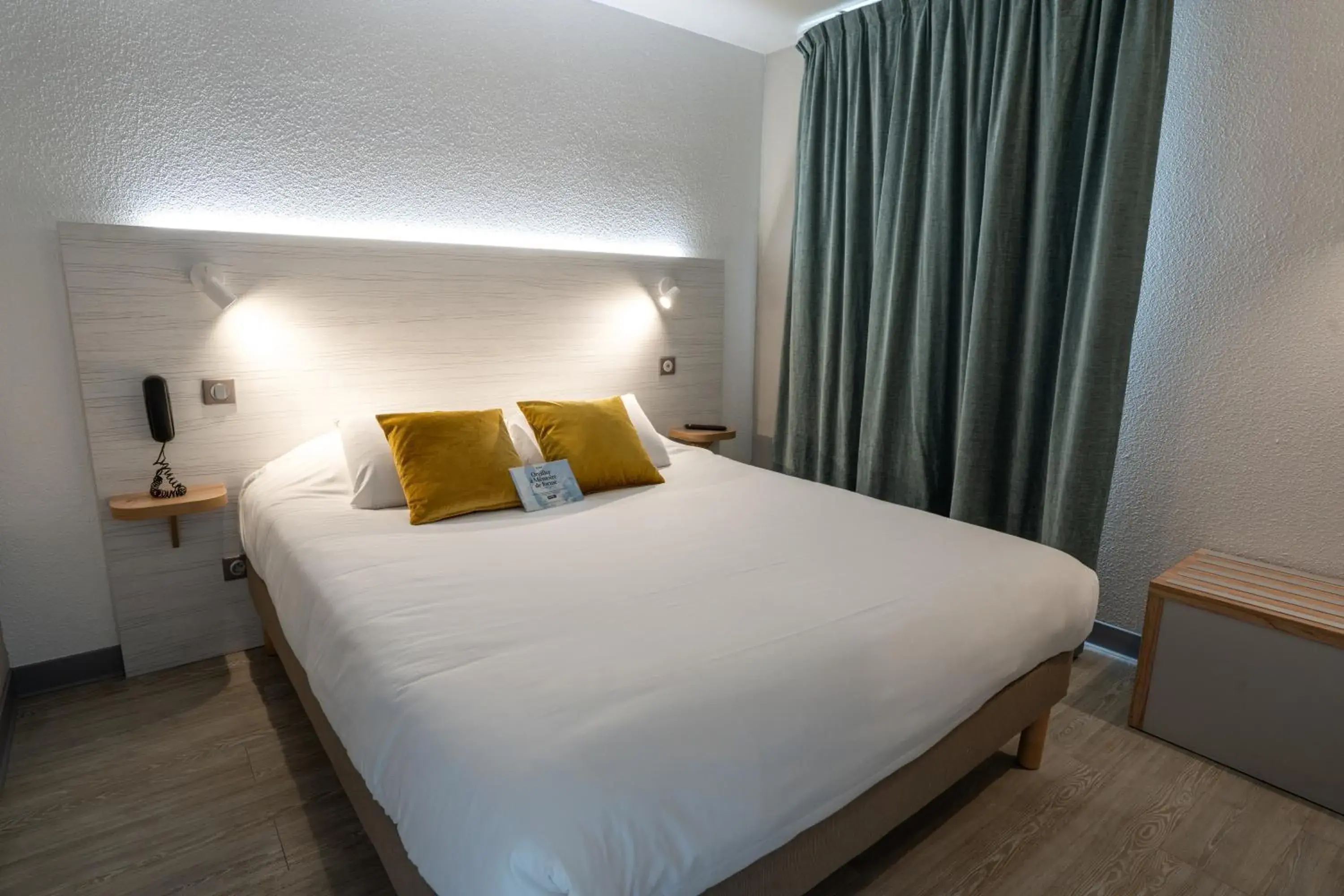 Standard Room with One Double Bed and Three Single Beds in Kyriad Montpellier Sud - A709 Standard Room with One Double Bed and Three Single Beds in Kyriad Montpellier Sud - A709