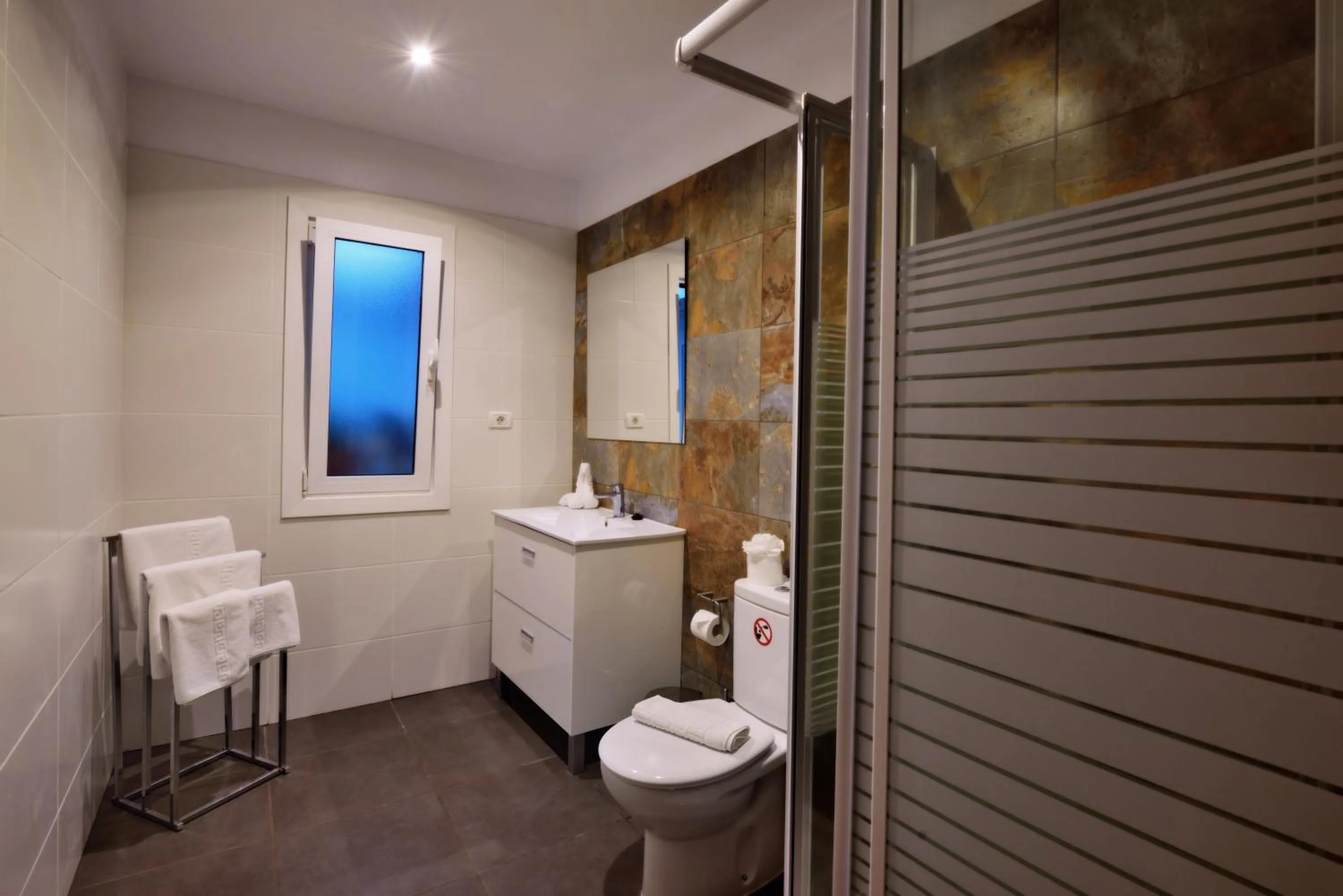 Bathroom in Apartamentos Adjovimar