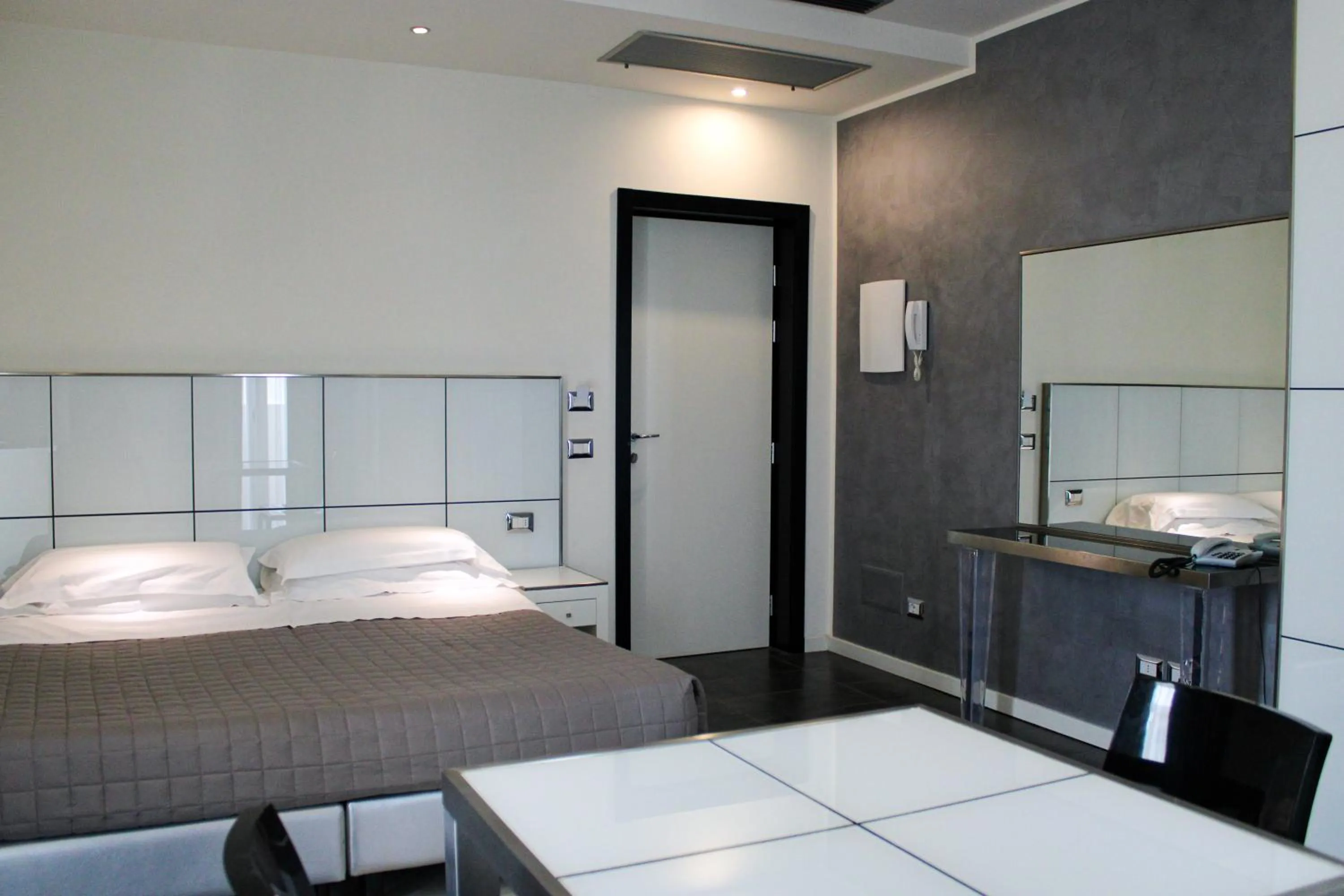 Photo of the whole room, Bed in Atmosphere Suite Hotel