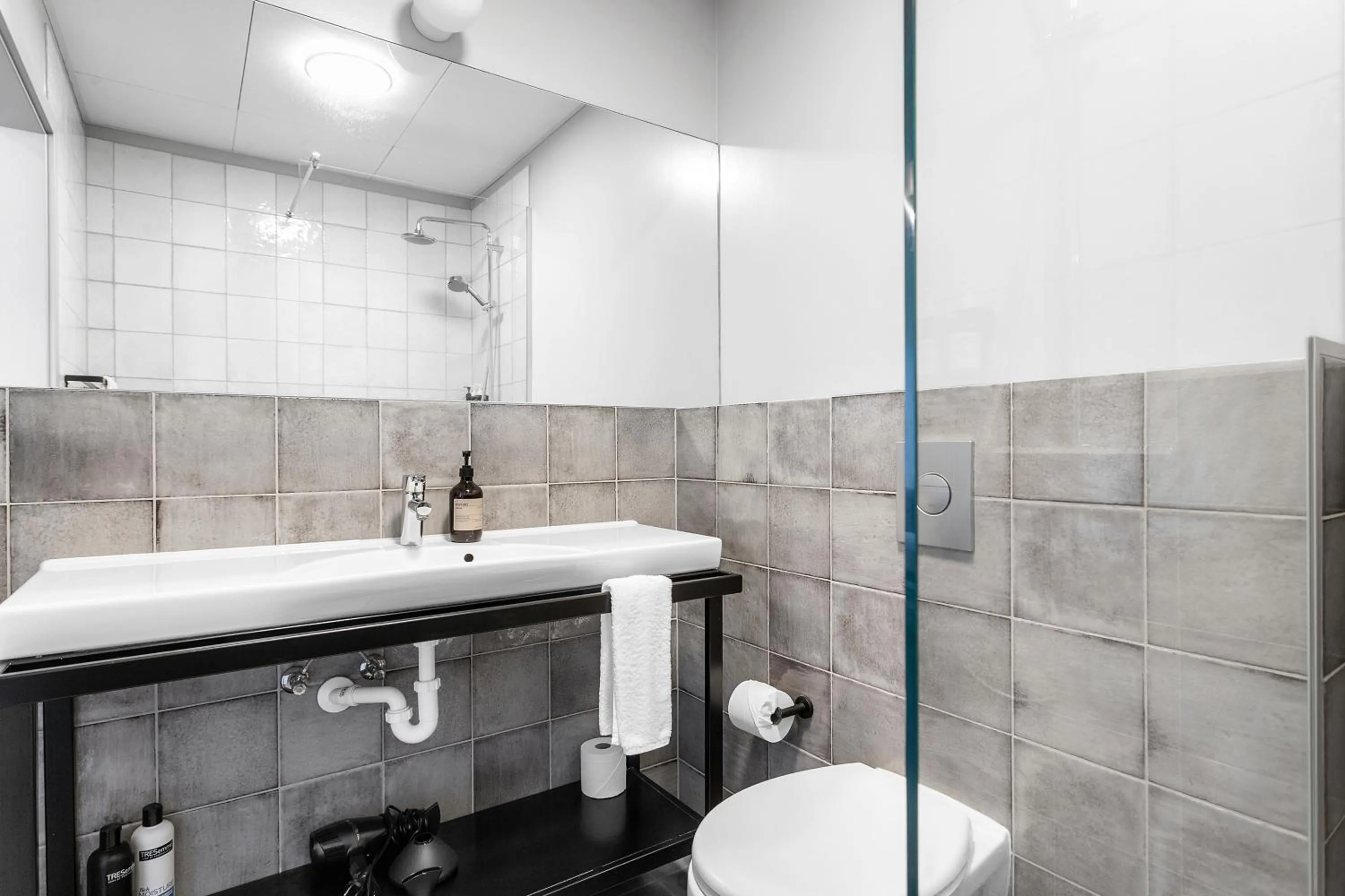 Toilet in The Swan House by Heimaleiga