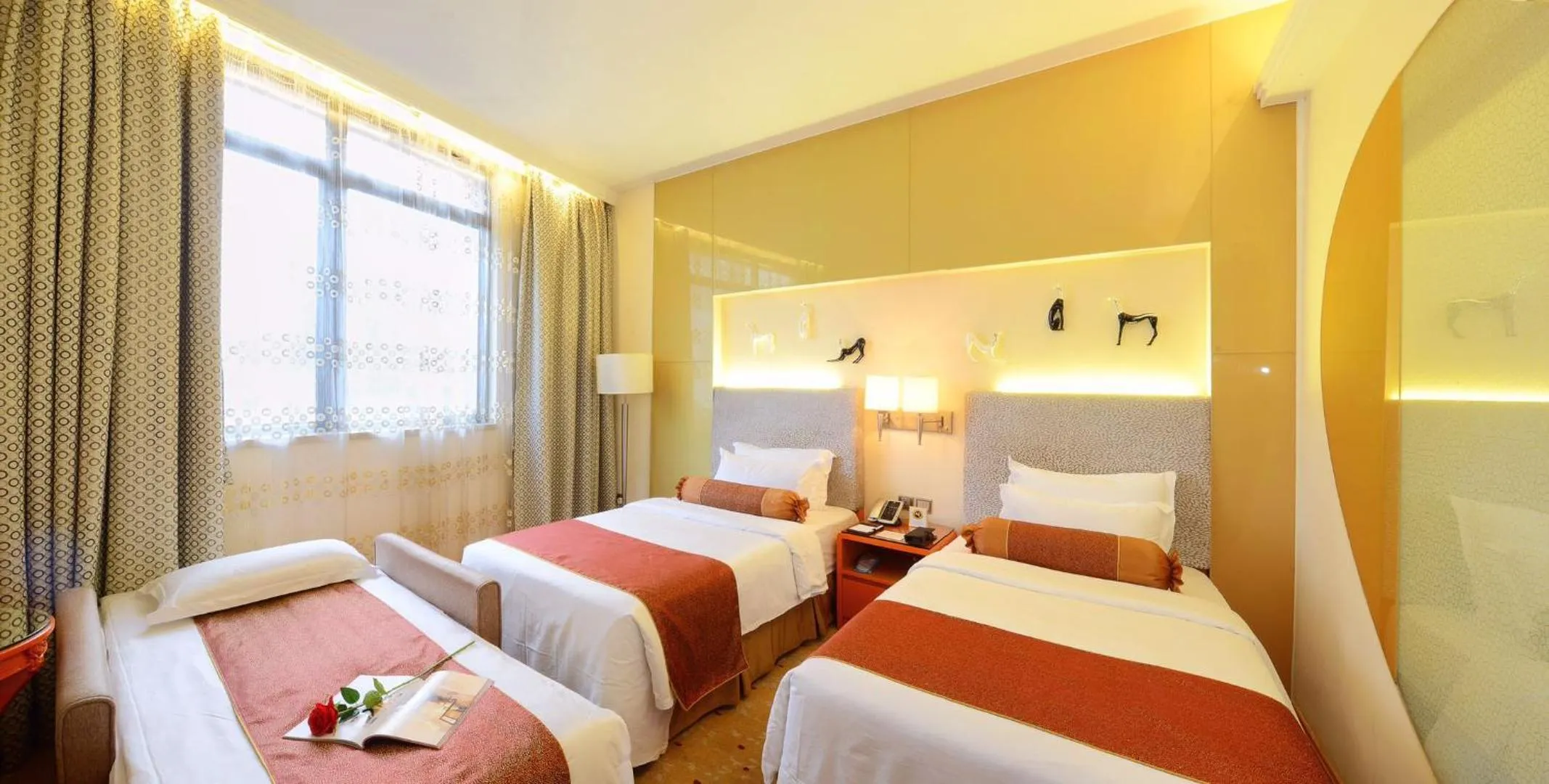 Photo of the whole room, Bed in Hotel Metropole