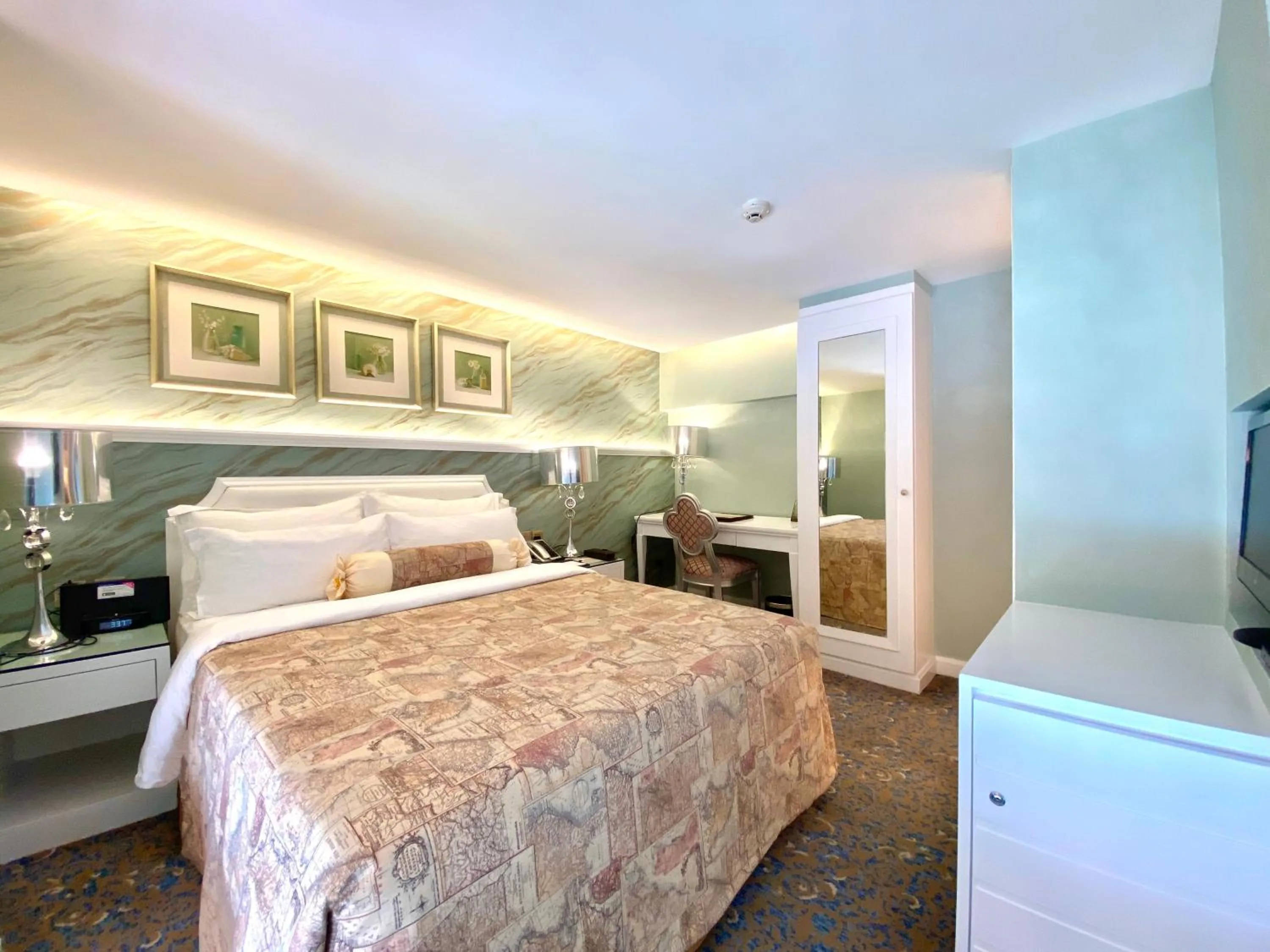 Photo of the whole room, Bed in Hotel Metropole