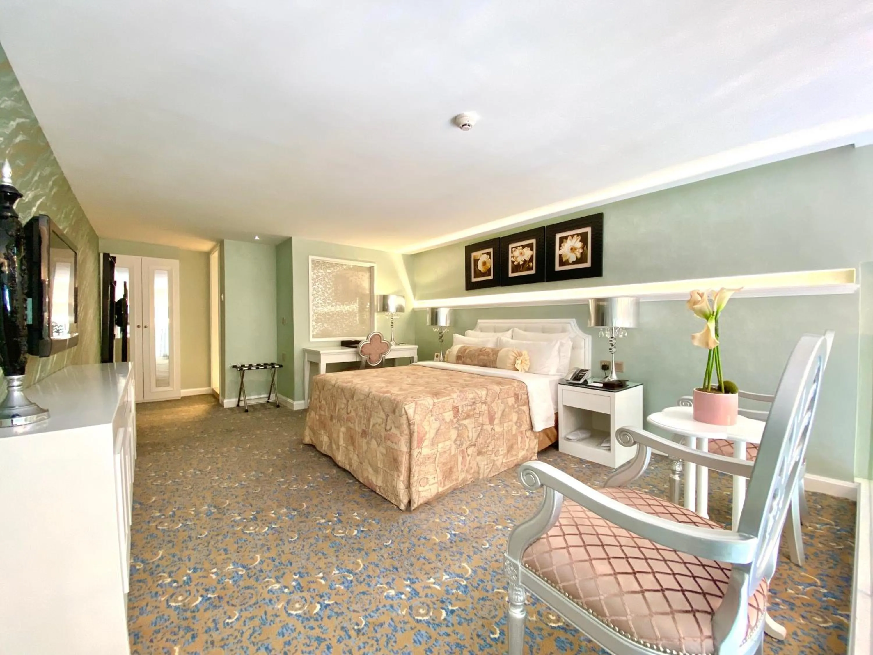 Photo of the whole room, Bed in Hotel Metropole