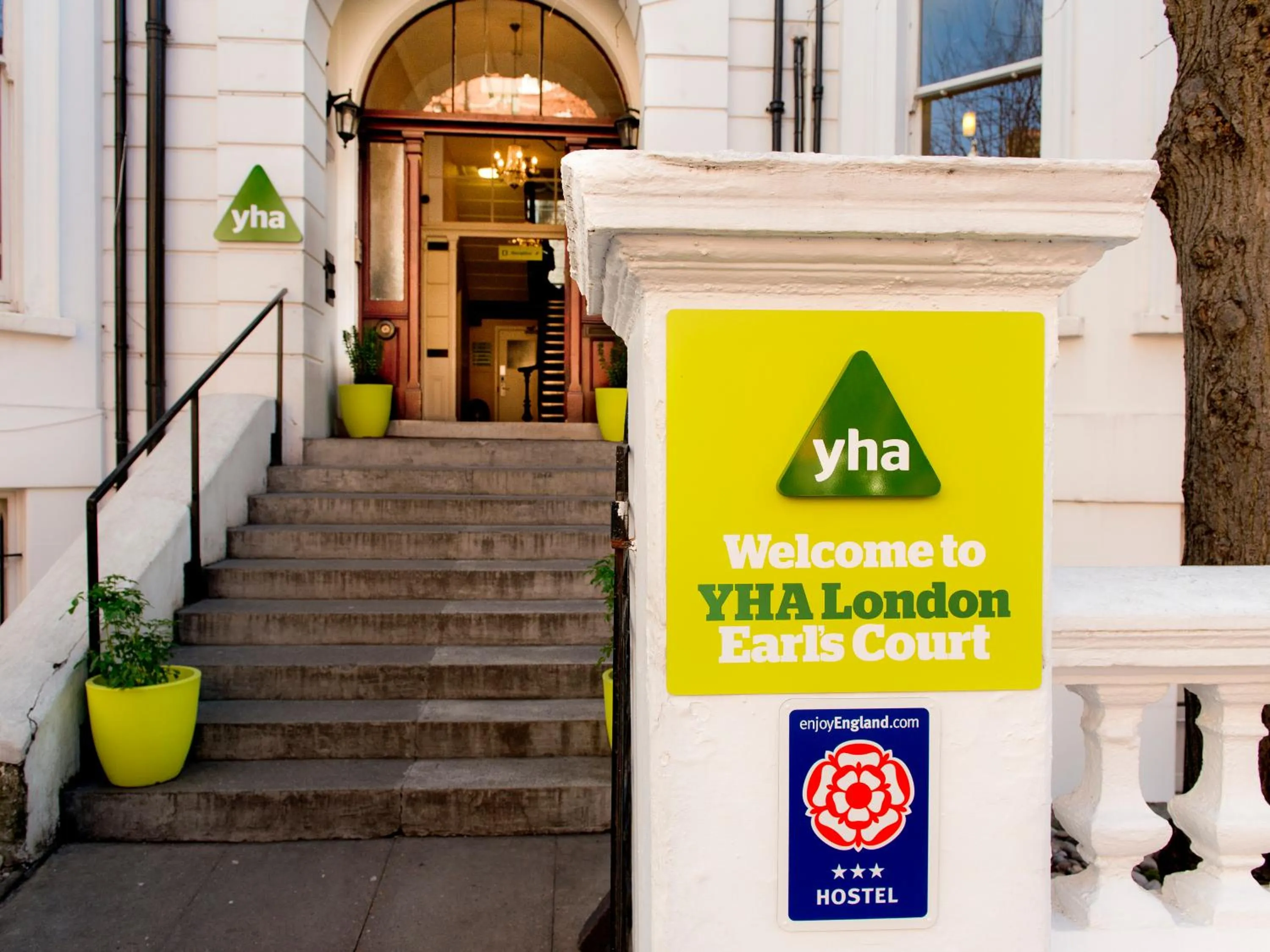 Facade/entrance in YHA London Earl's Court