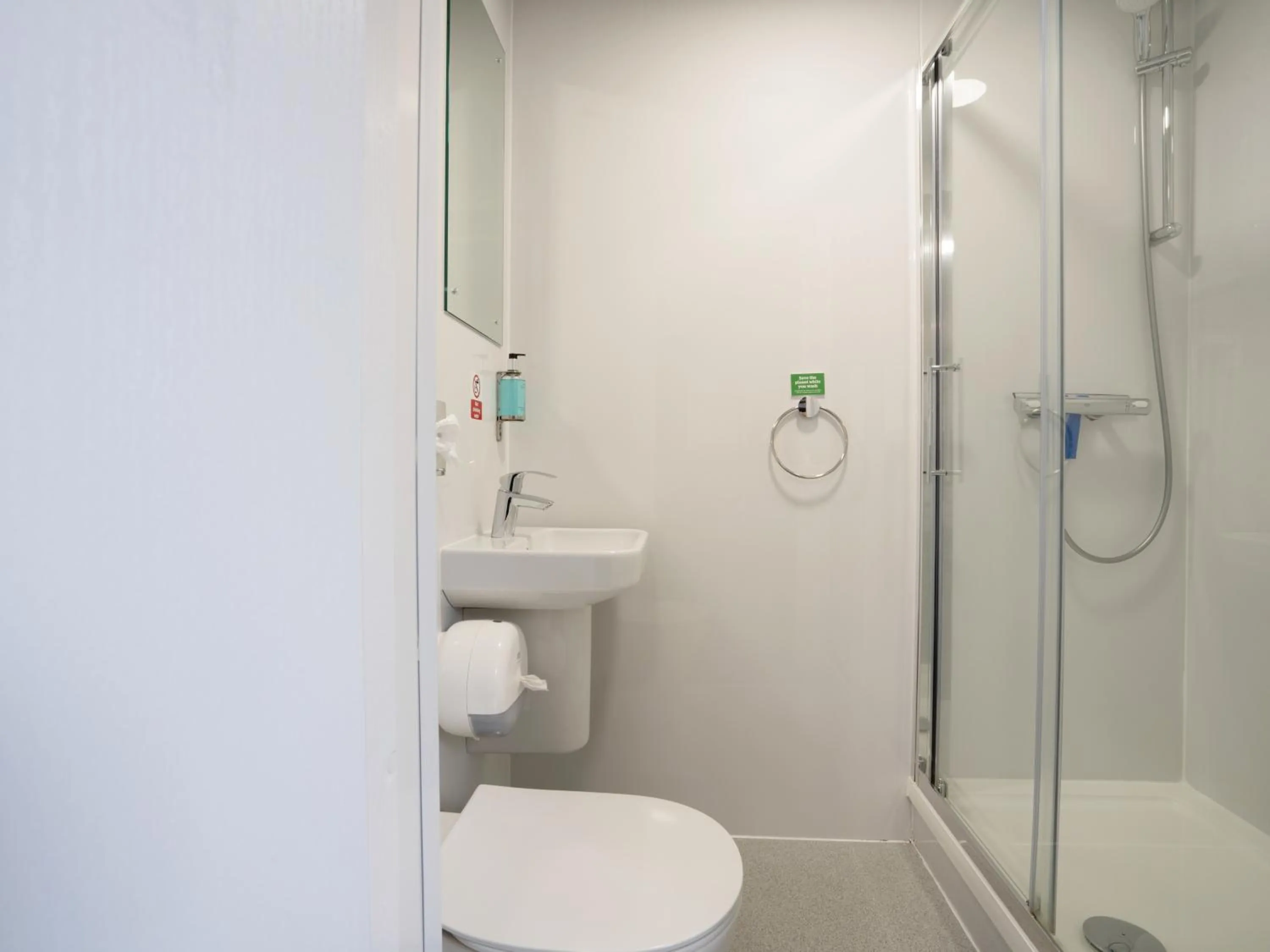 Shower in YHA Manchester