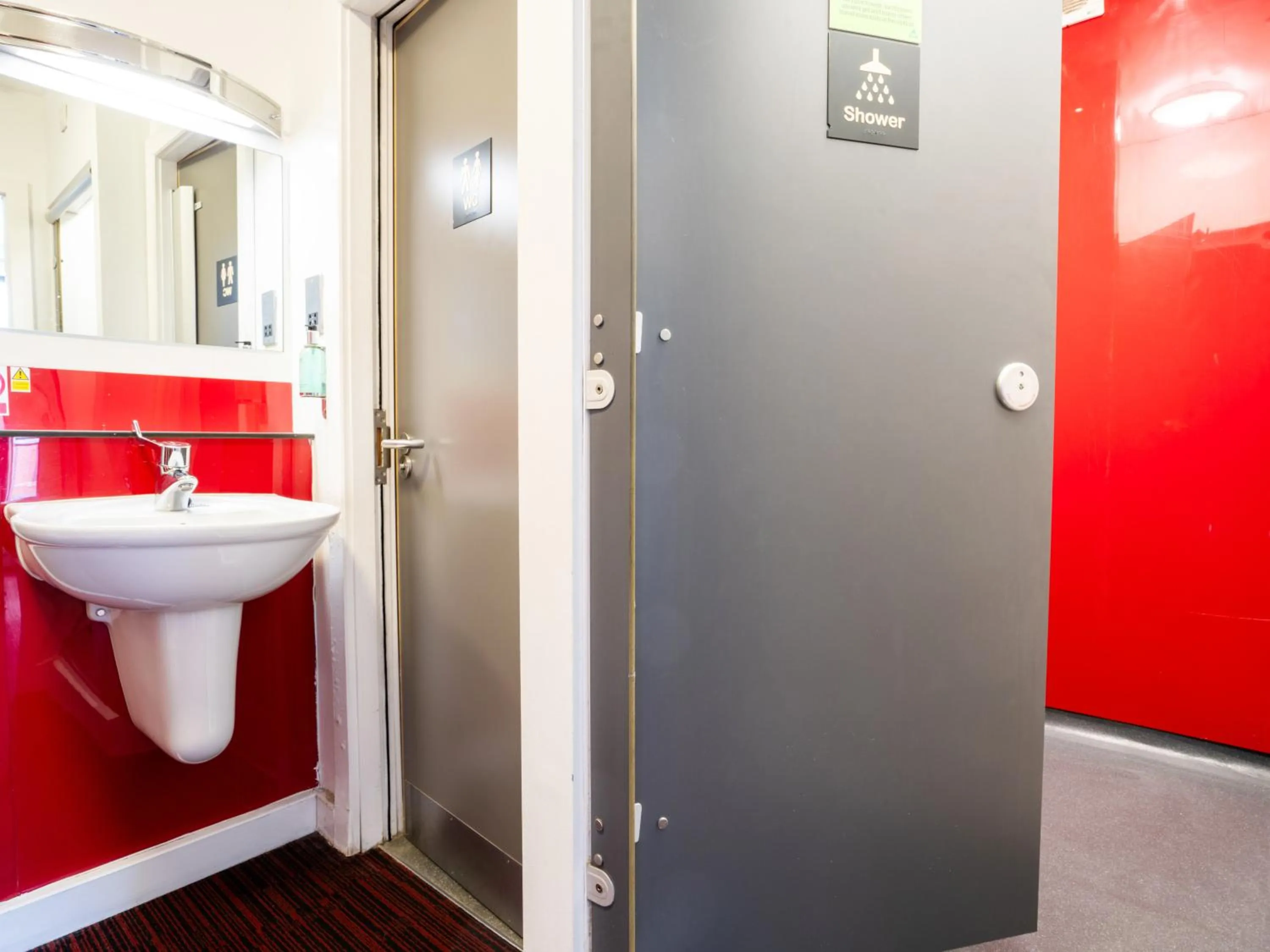 Shower in YHA Manchester