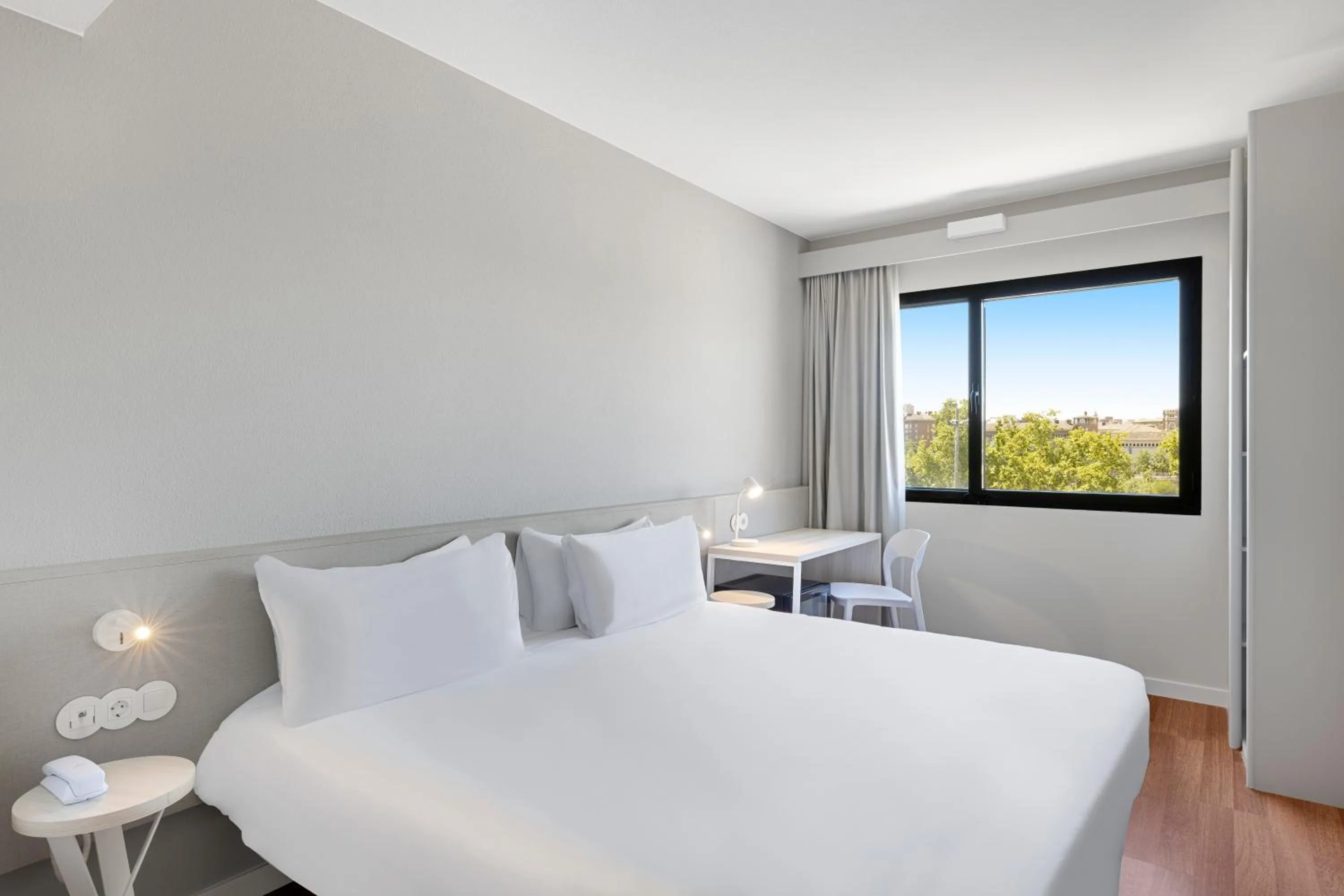 Bedroom, Bed in B&B HOTEL Zaragoza Centro