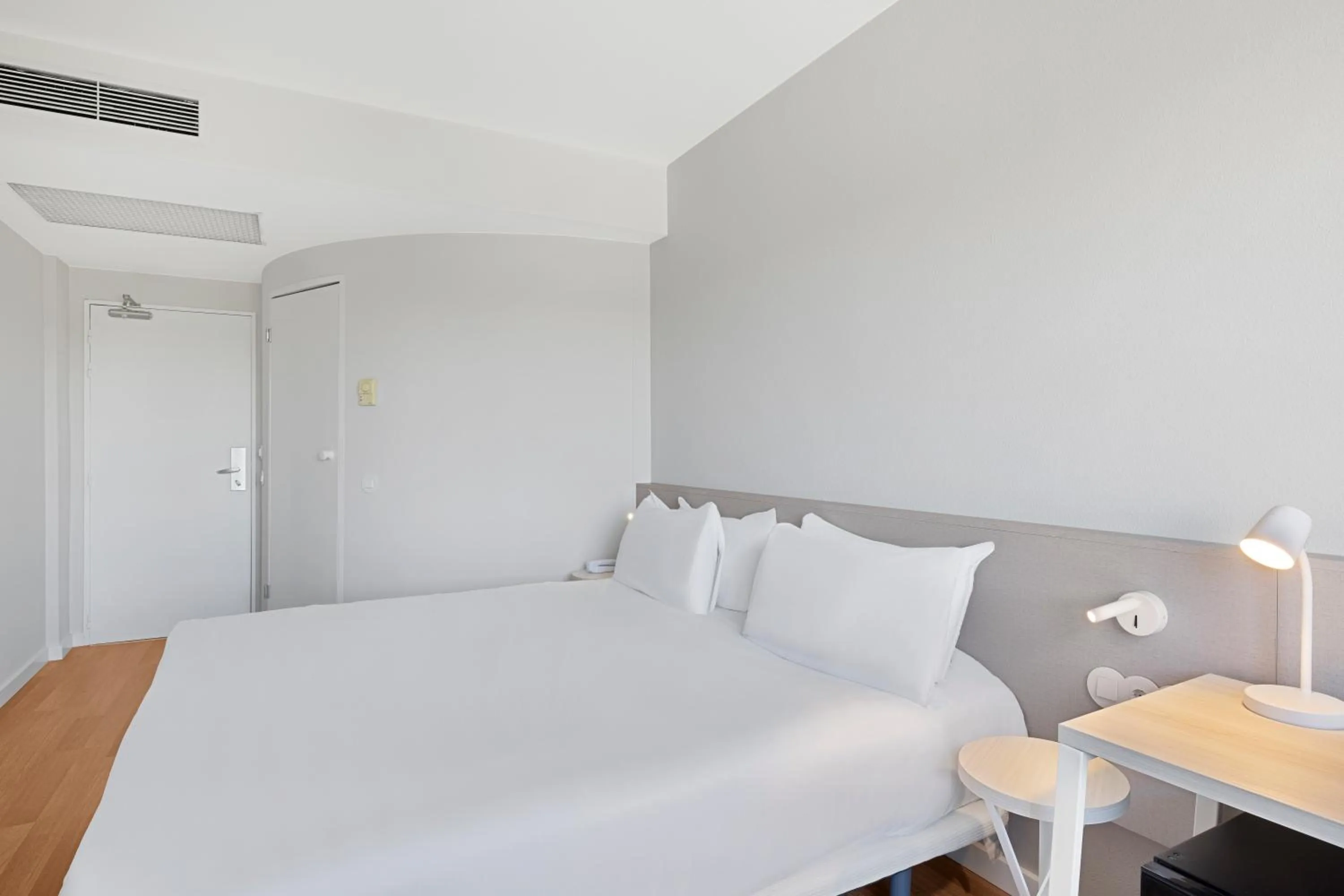 Bedroom, Bed in B&B HOTEL Zaragoza Centro