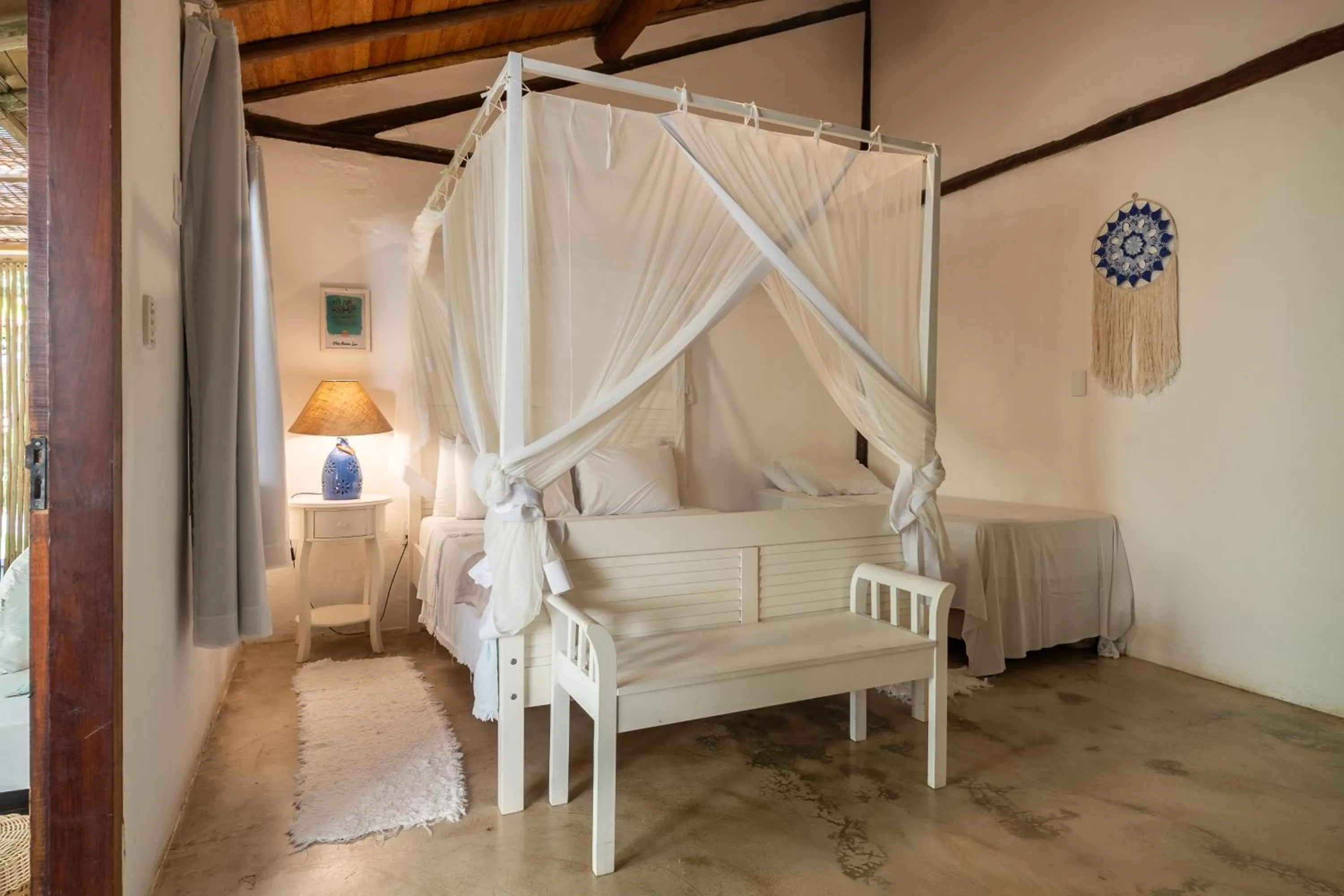 Photo of the whole room, Bed in Sueds Trancoso