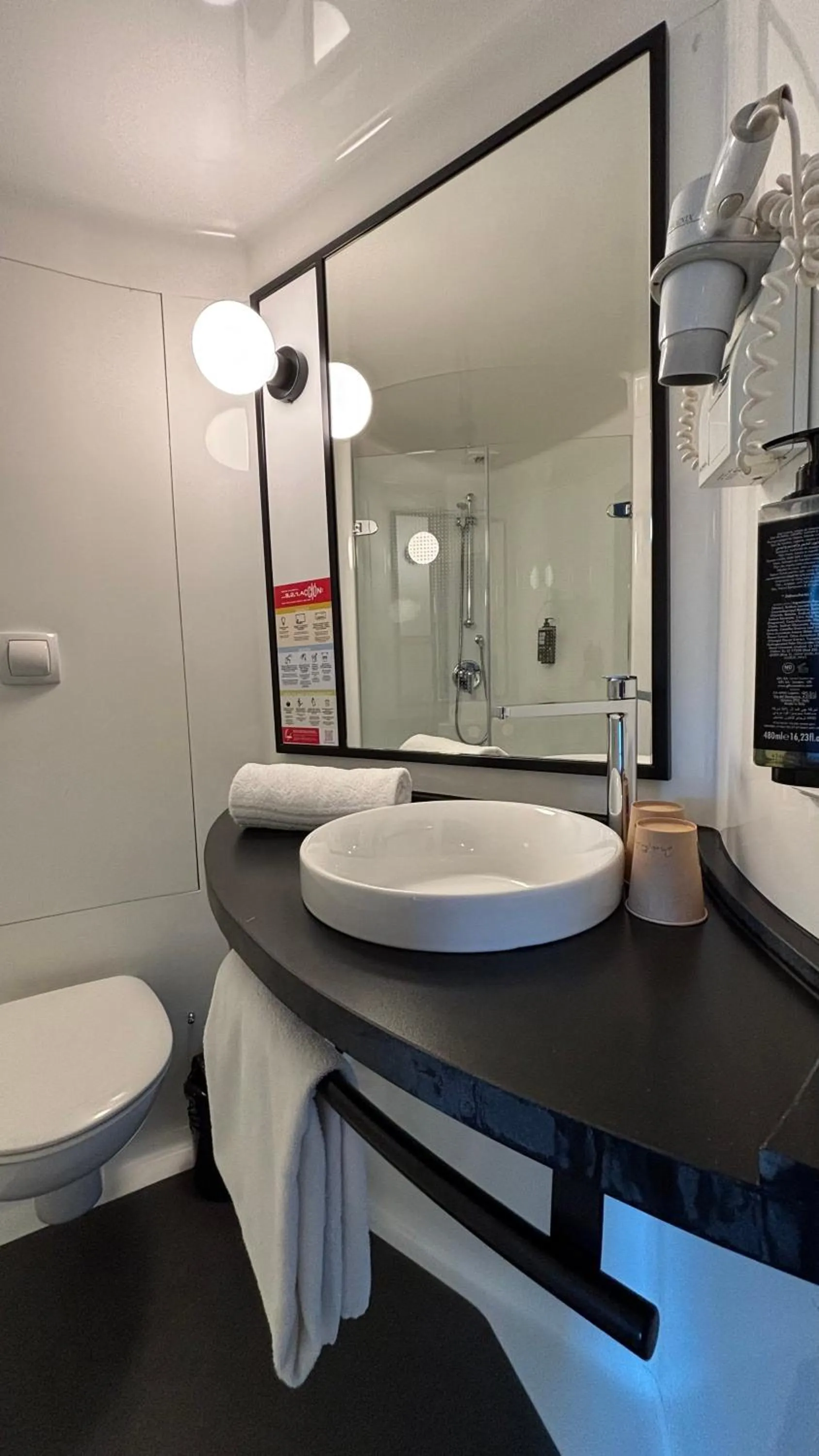 Bathroom in Ibis Montmelo Granollers