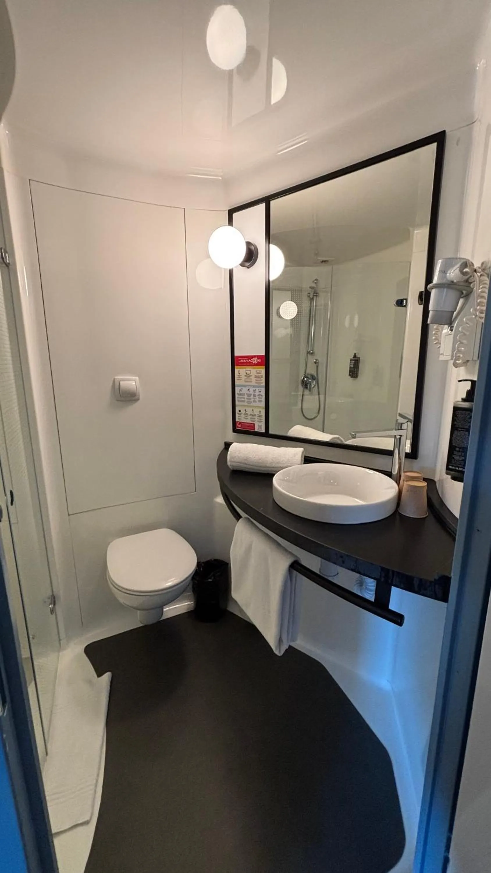 Toilet in Ibis Montmelo Granollers