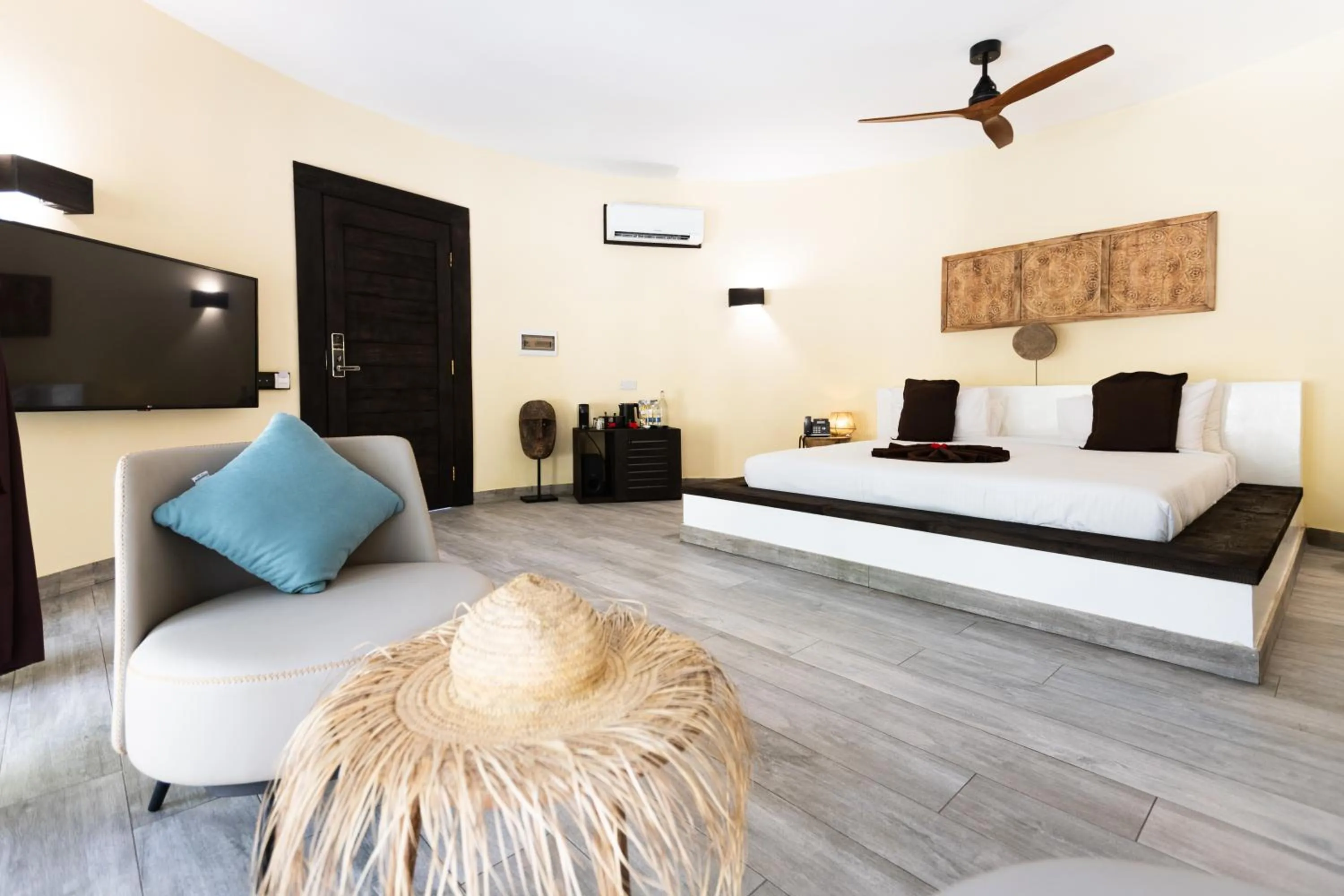 TV and multimedia, Bed in Blue Moon Resort