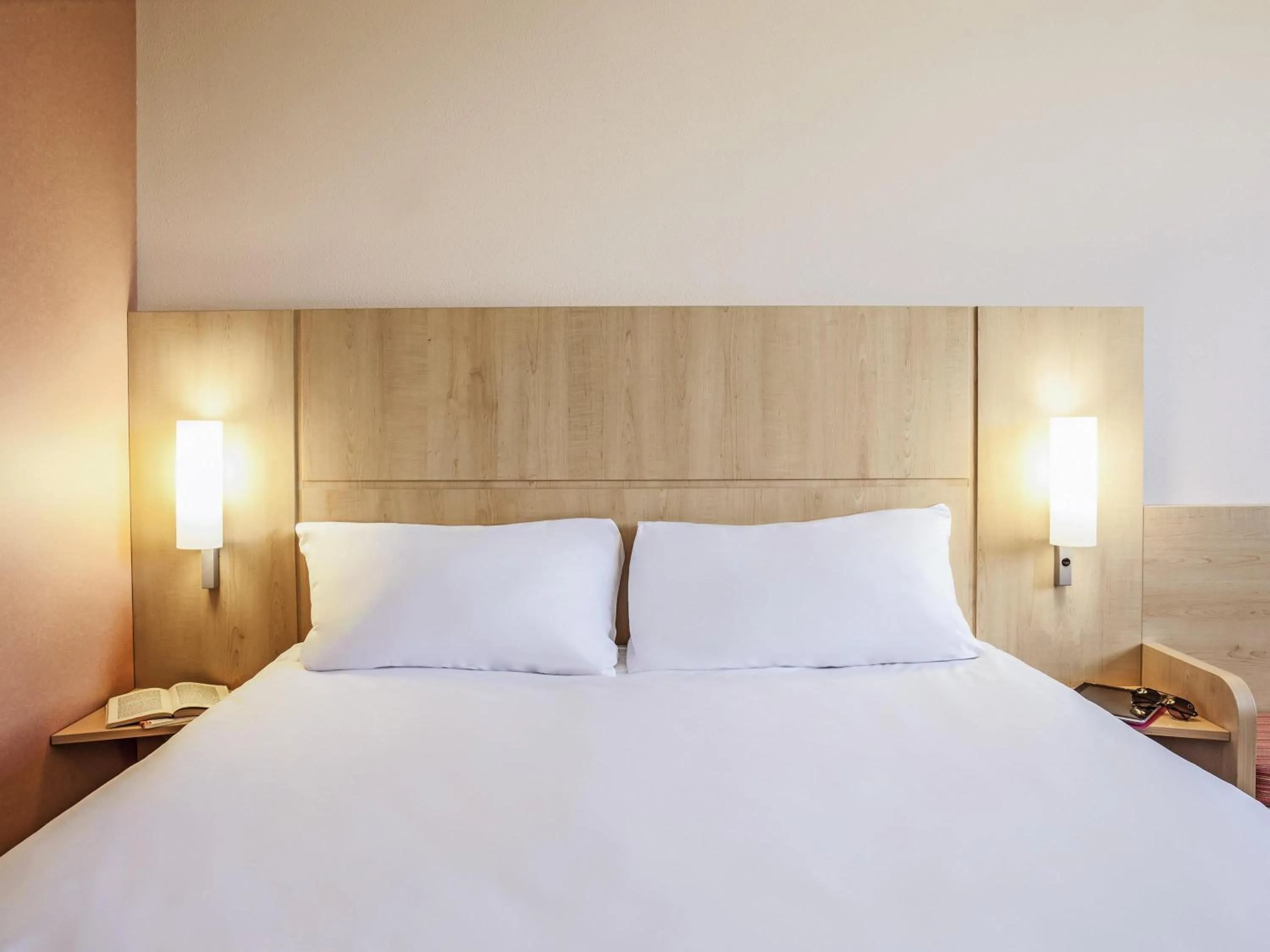 Bedroom, Bed in Ibis Ripollet