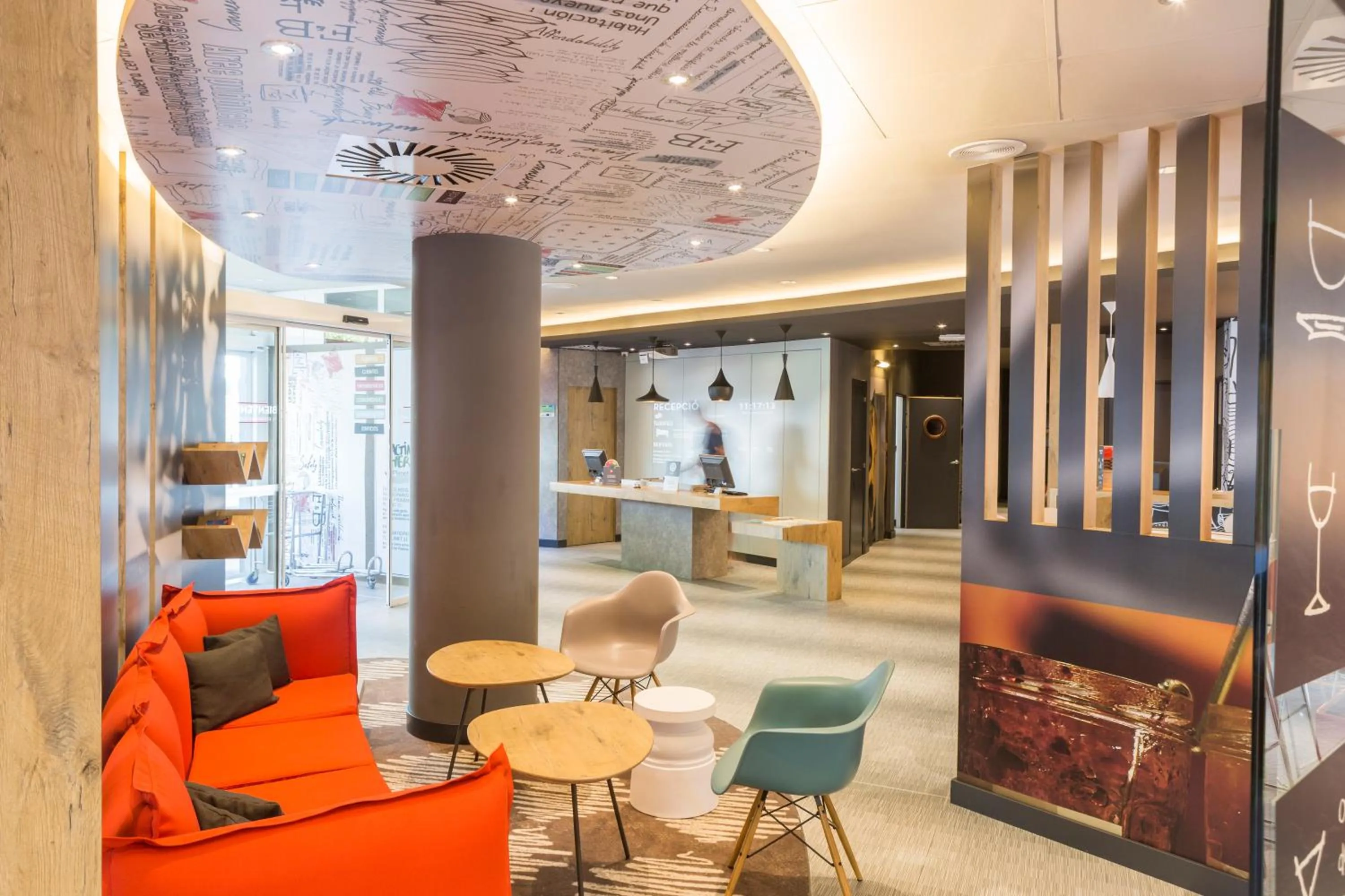 Lobby or reception in Ibis Barcelona Castelldefels