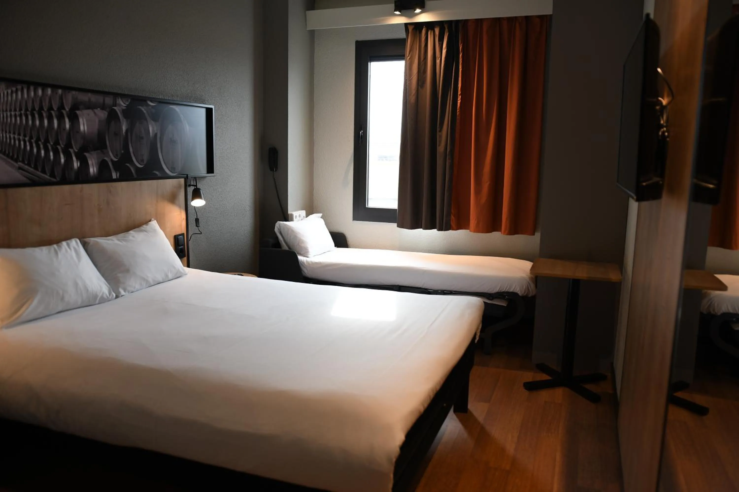 Photo of the whole room, Bed in Ibis Valladolid