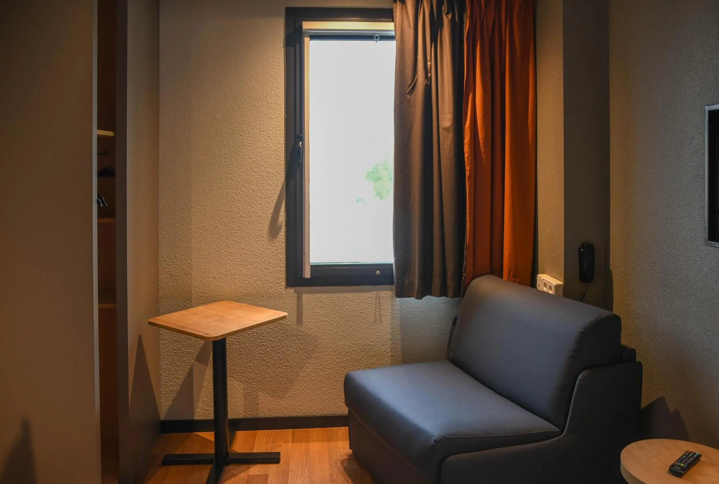 Living room in Ibis Valladolid