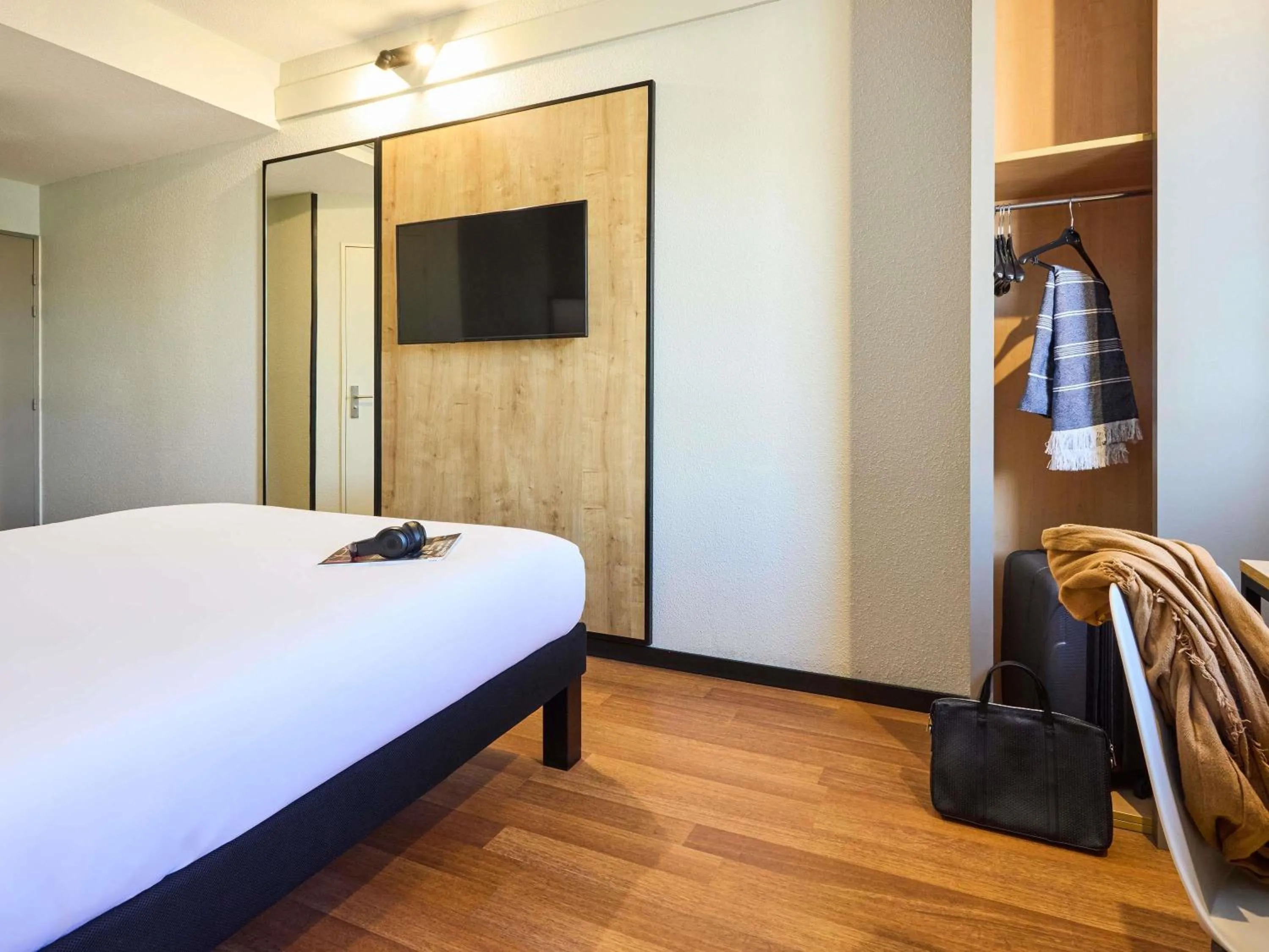 Bedroom, Bed in Ibis Valladolid