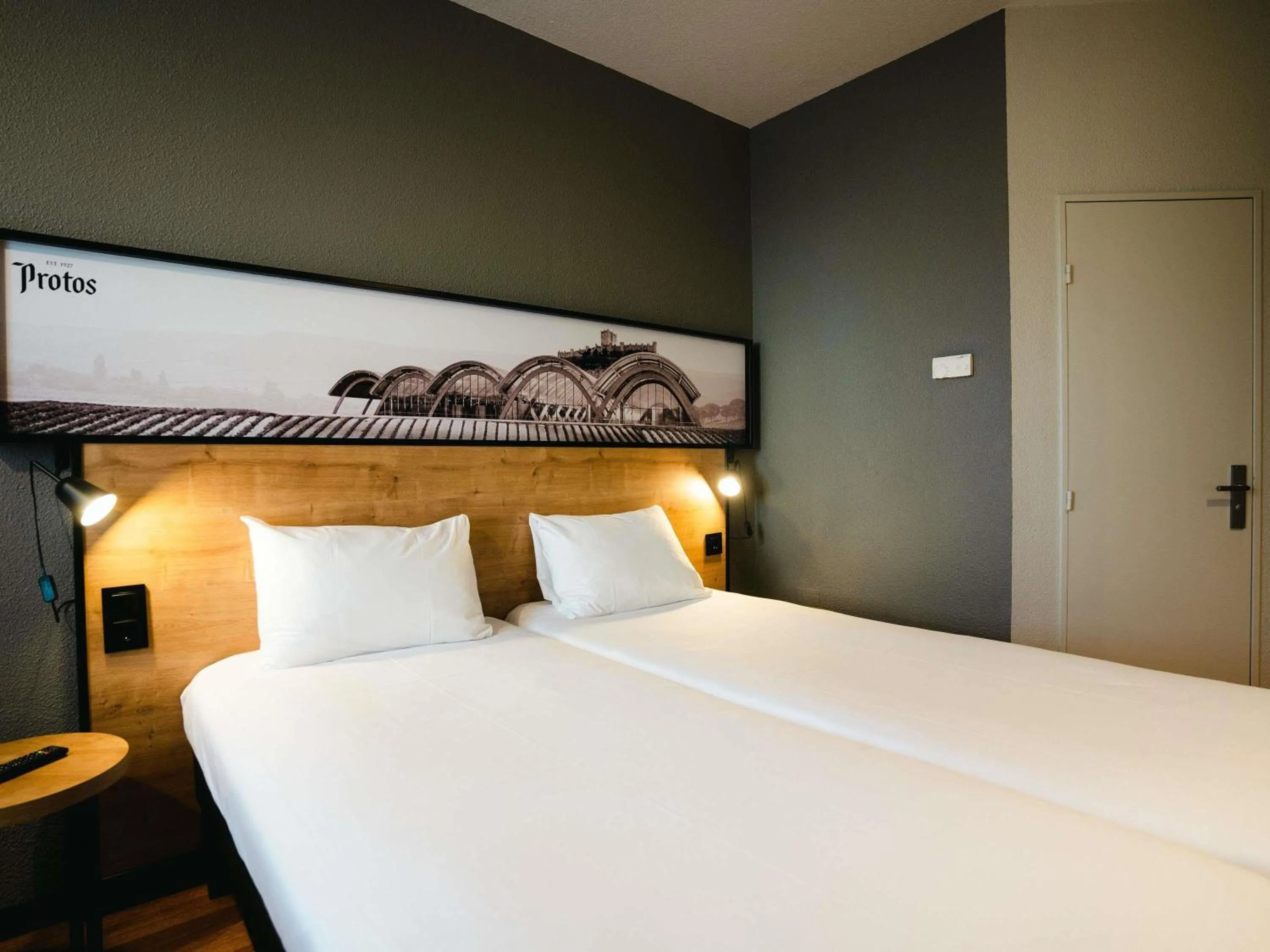 Bedroom, Bed in Ibis Valladolid
