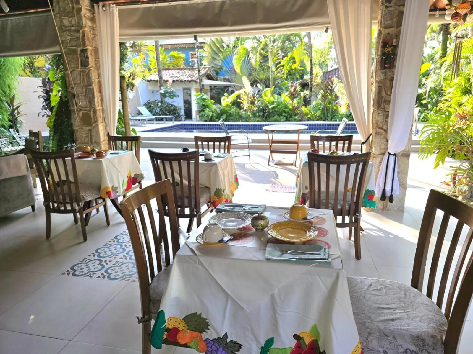 Dining area in Eliconial Paraty Pousada