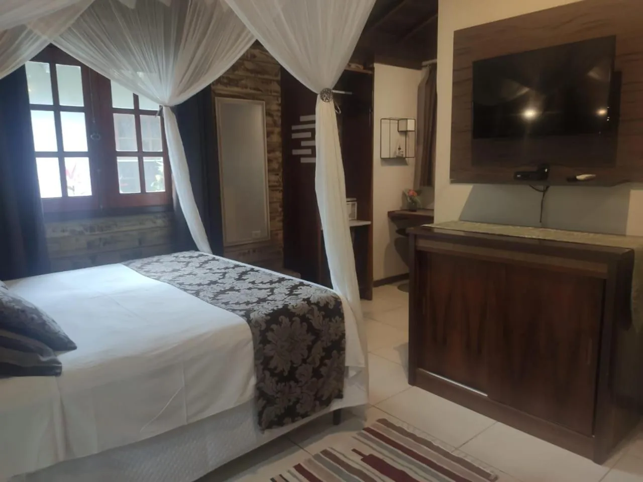 Photo of the whole room, Bed in Eliconial Paraty Pousada