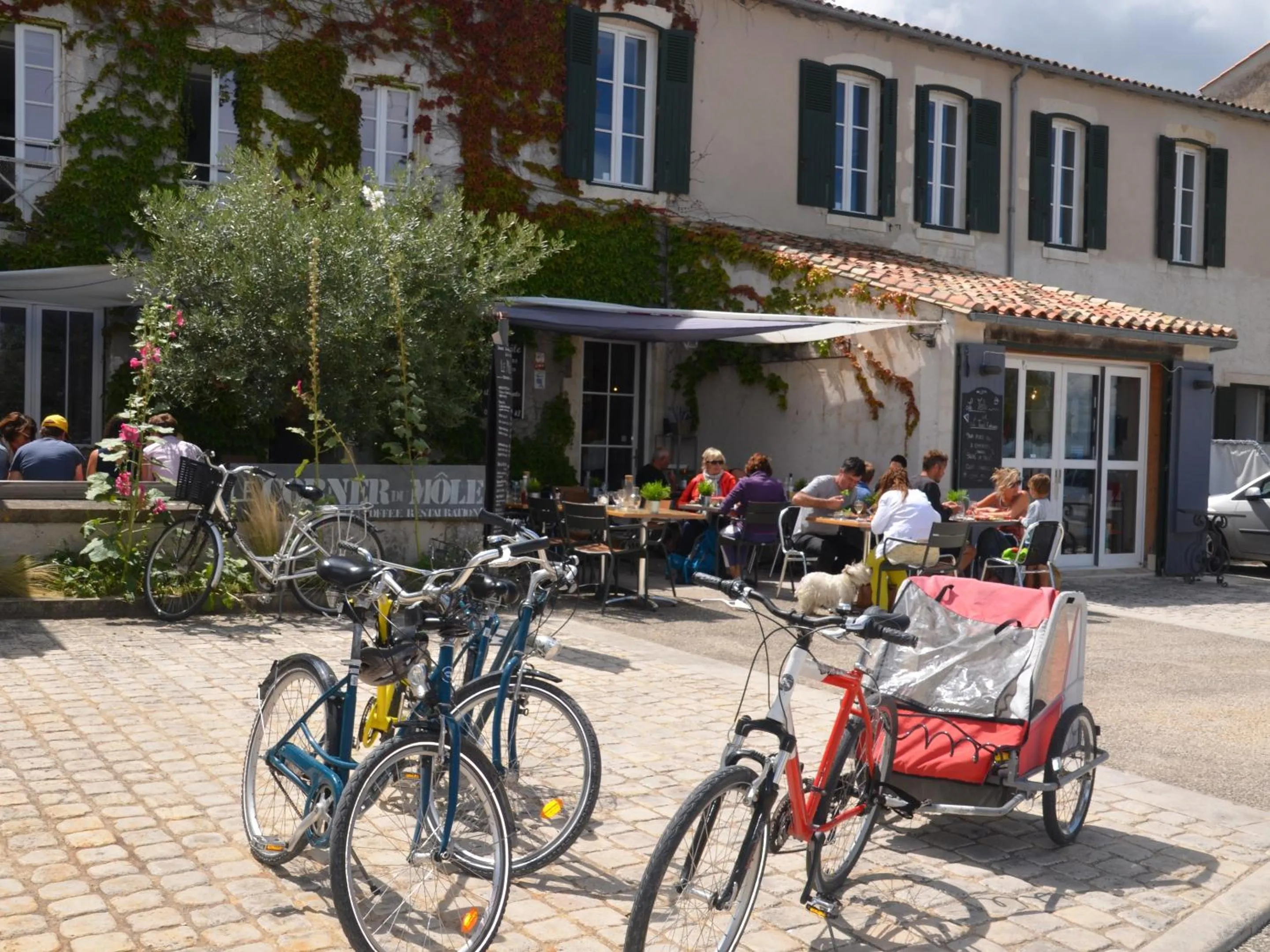 Property building in Le Mole (Appartements et Chambres)