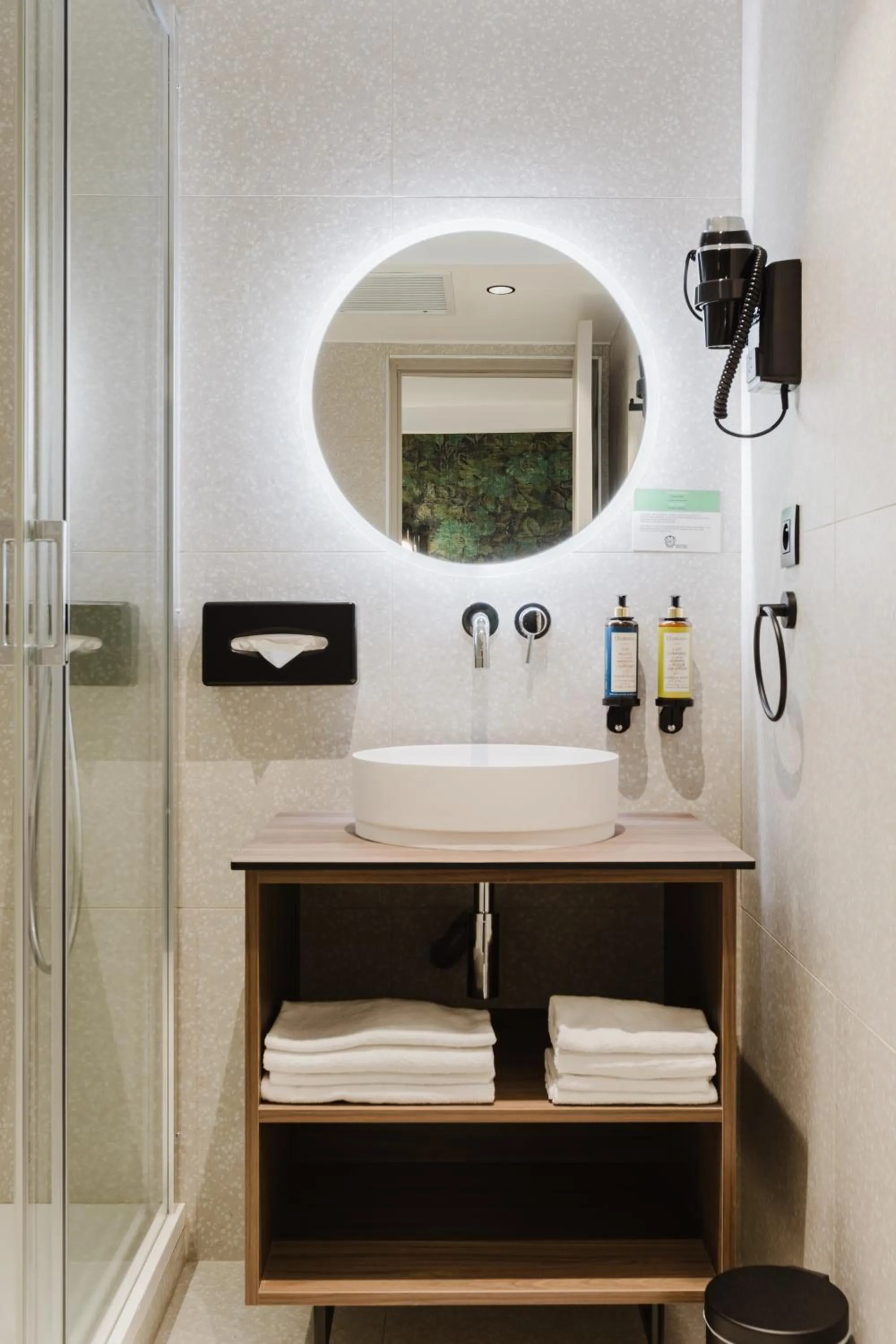 Shower in Hotel Prince Albert Opéra