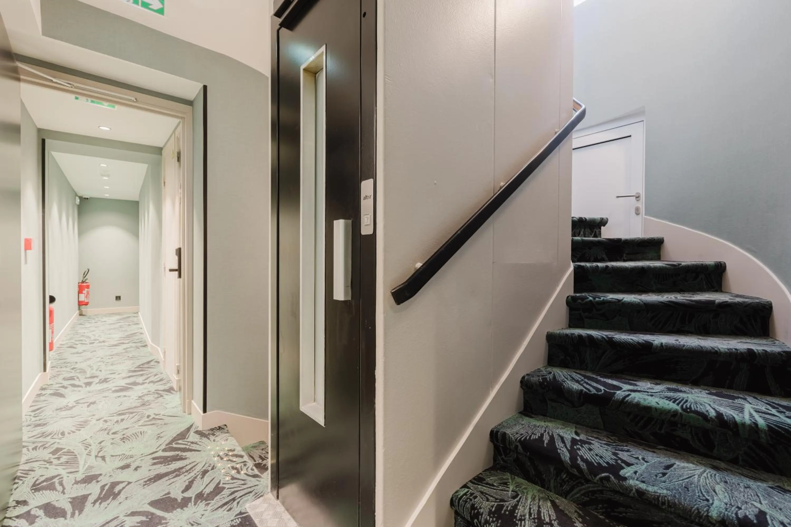 elevator in Hotel Prince Albert Opéra