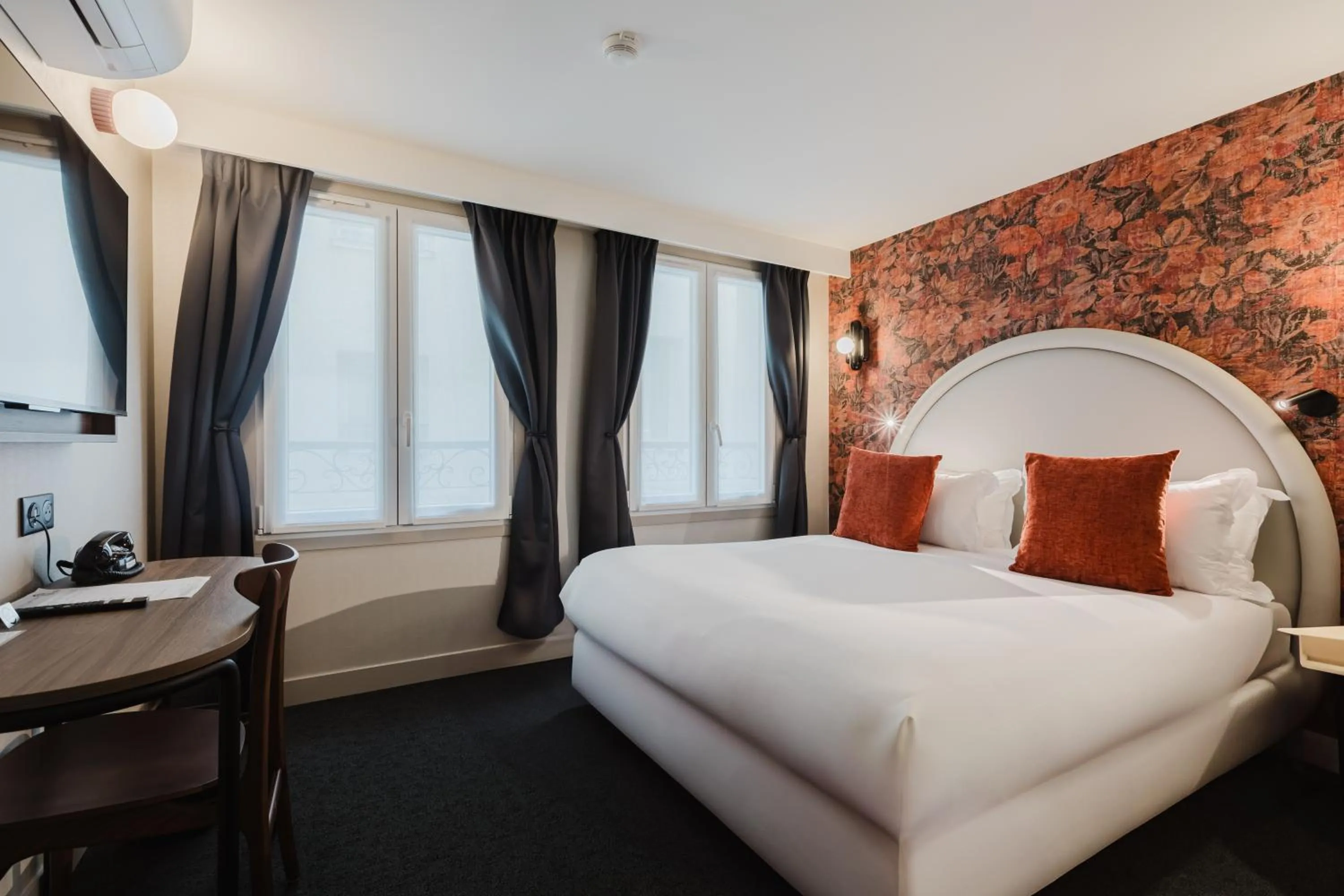 Bed in Hotel Prince Albert Opéra