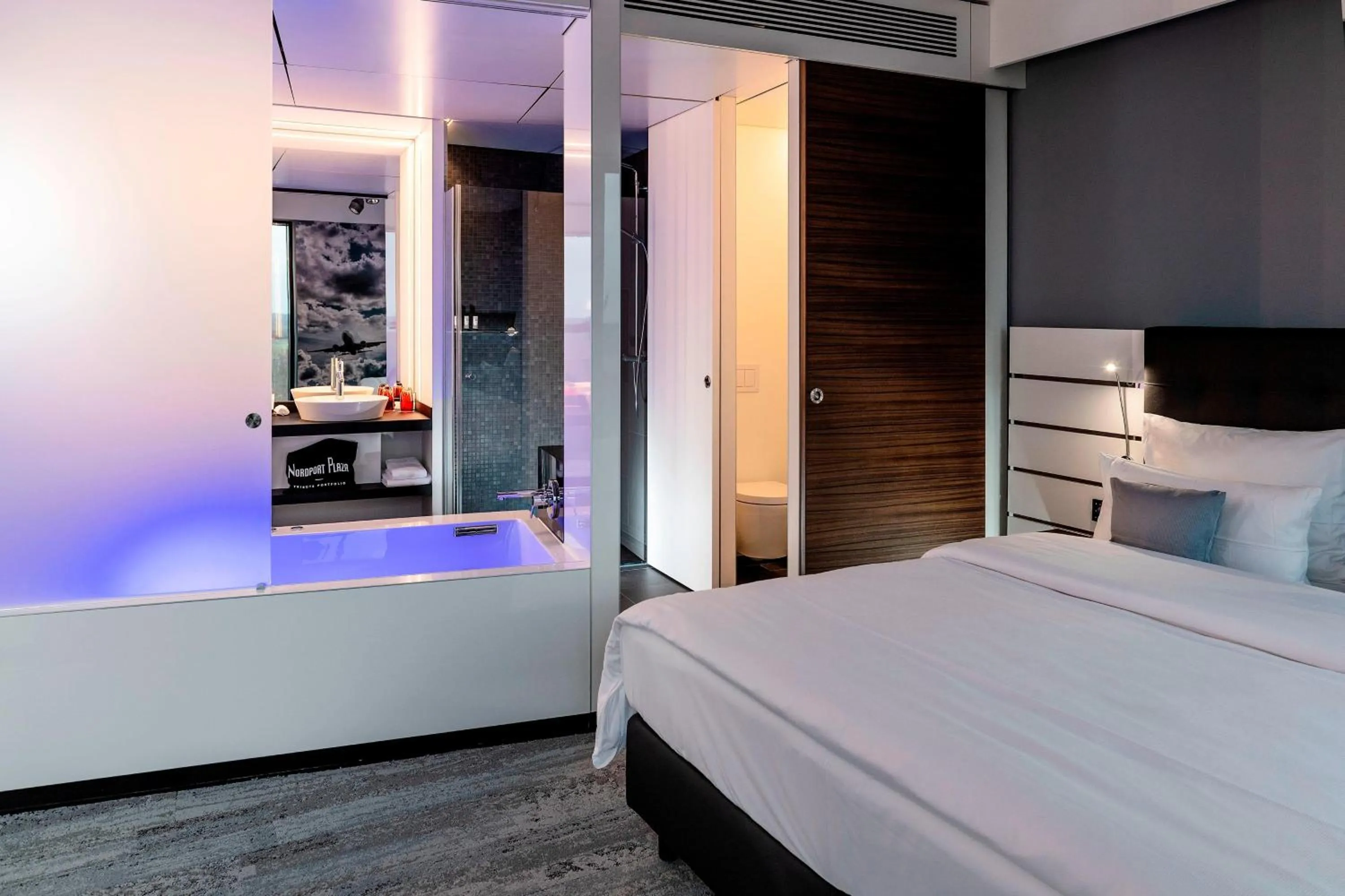 Photo of the whole room, Bed in Airport Plaza Hotel Hamburg