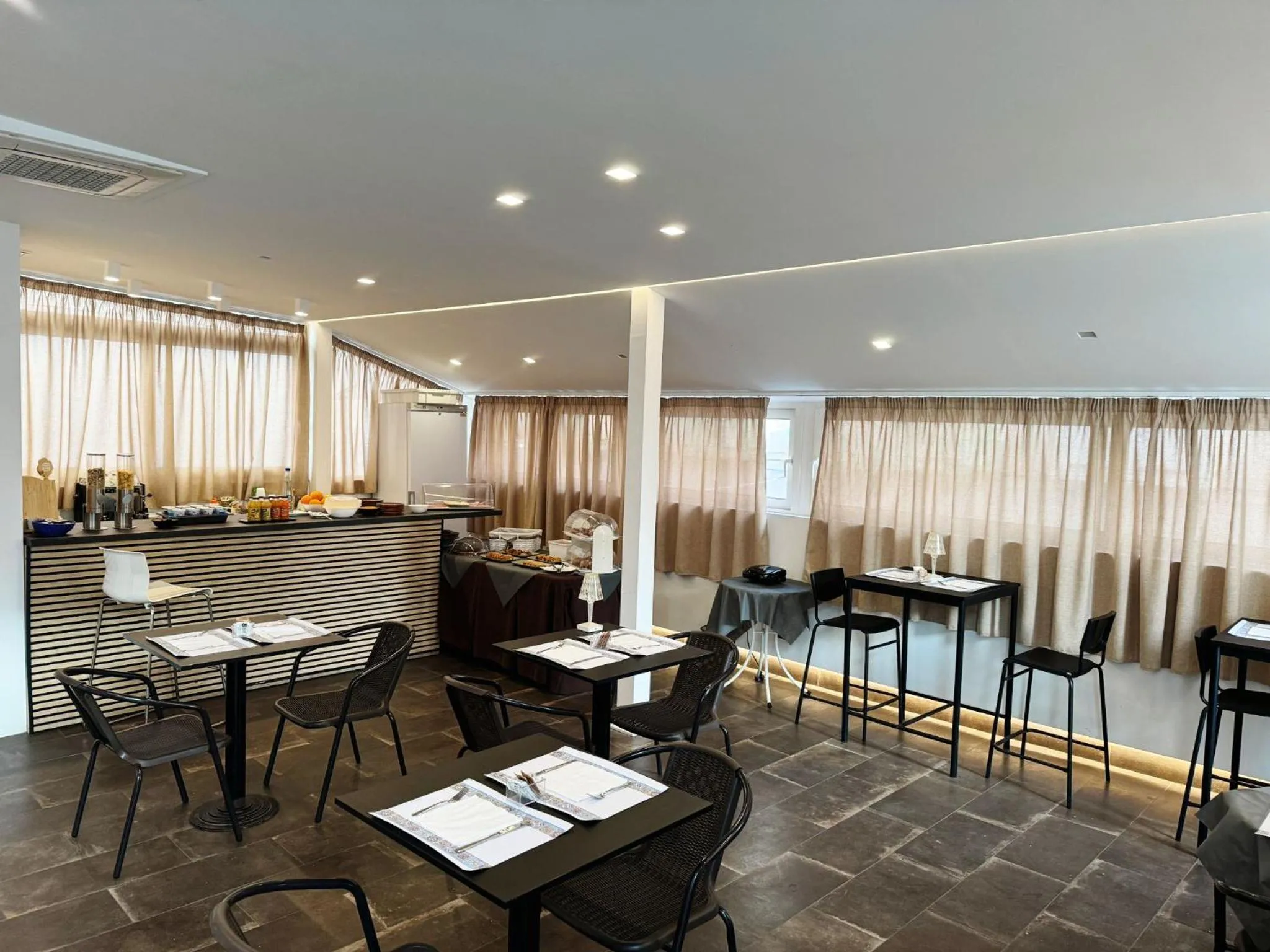 Breakfast in 8room Hotel